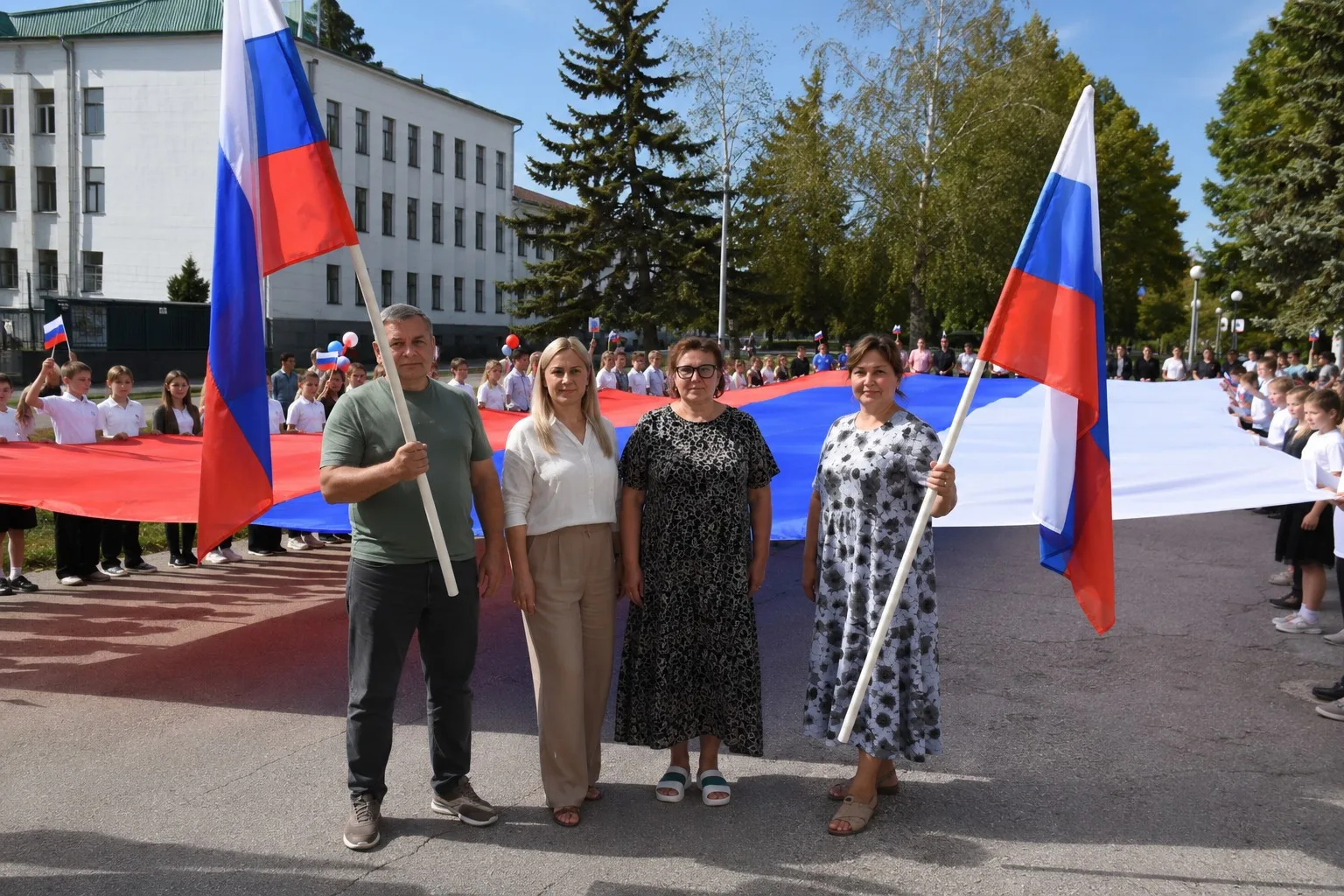 Жители Предгорья и ЛНР развернули государственный символ в честь Дня флага