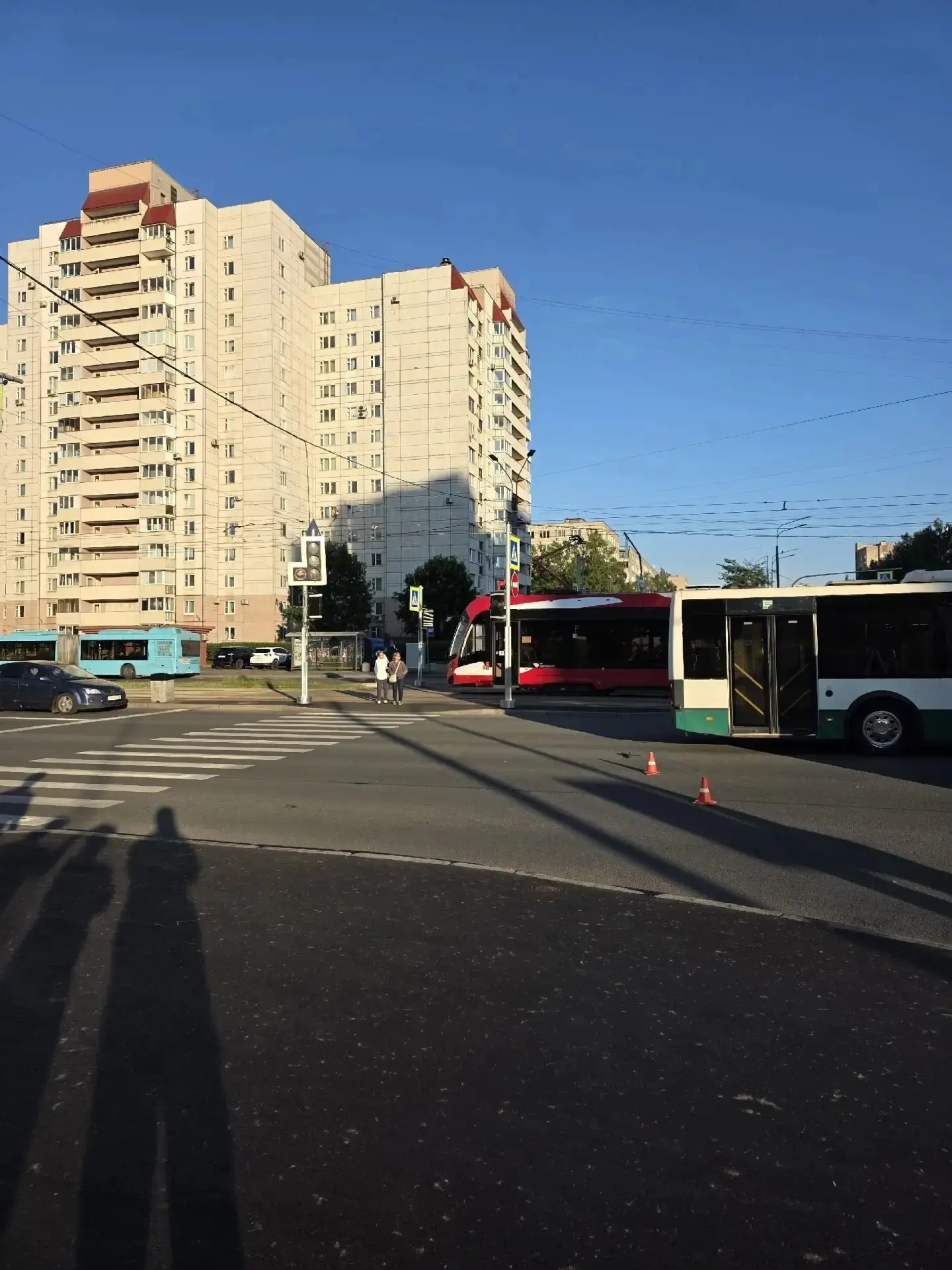 Сбили 16 летнюю девушку. Переходящую дорогу вместе с мамой на пересечение у. Коллонтай ...