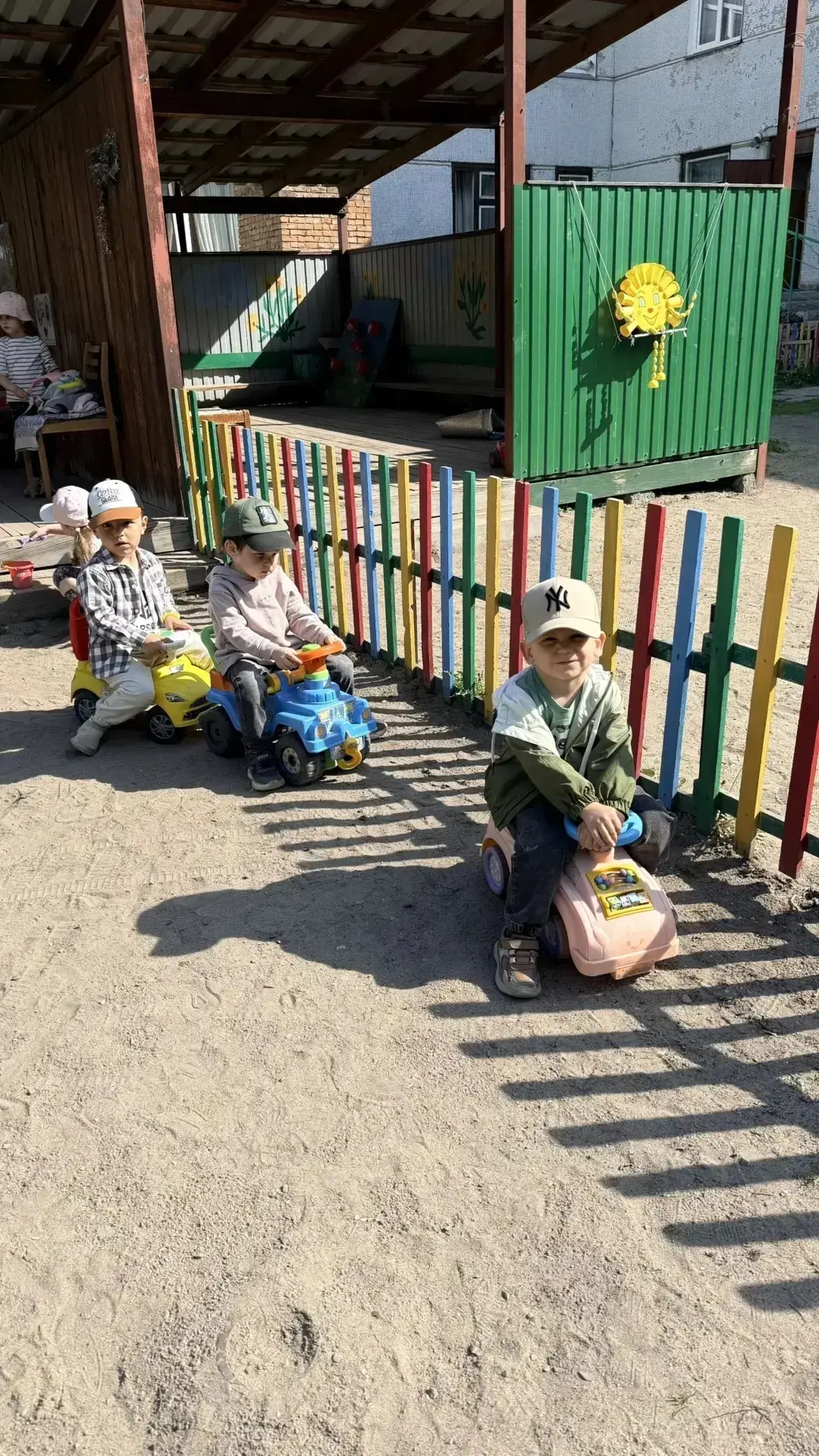 С Днём защиты детей, наши маленькие звёздочки из группы «Рябинка»! ✨🎉