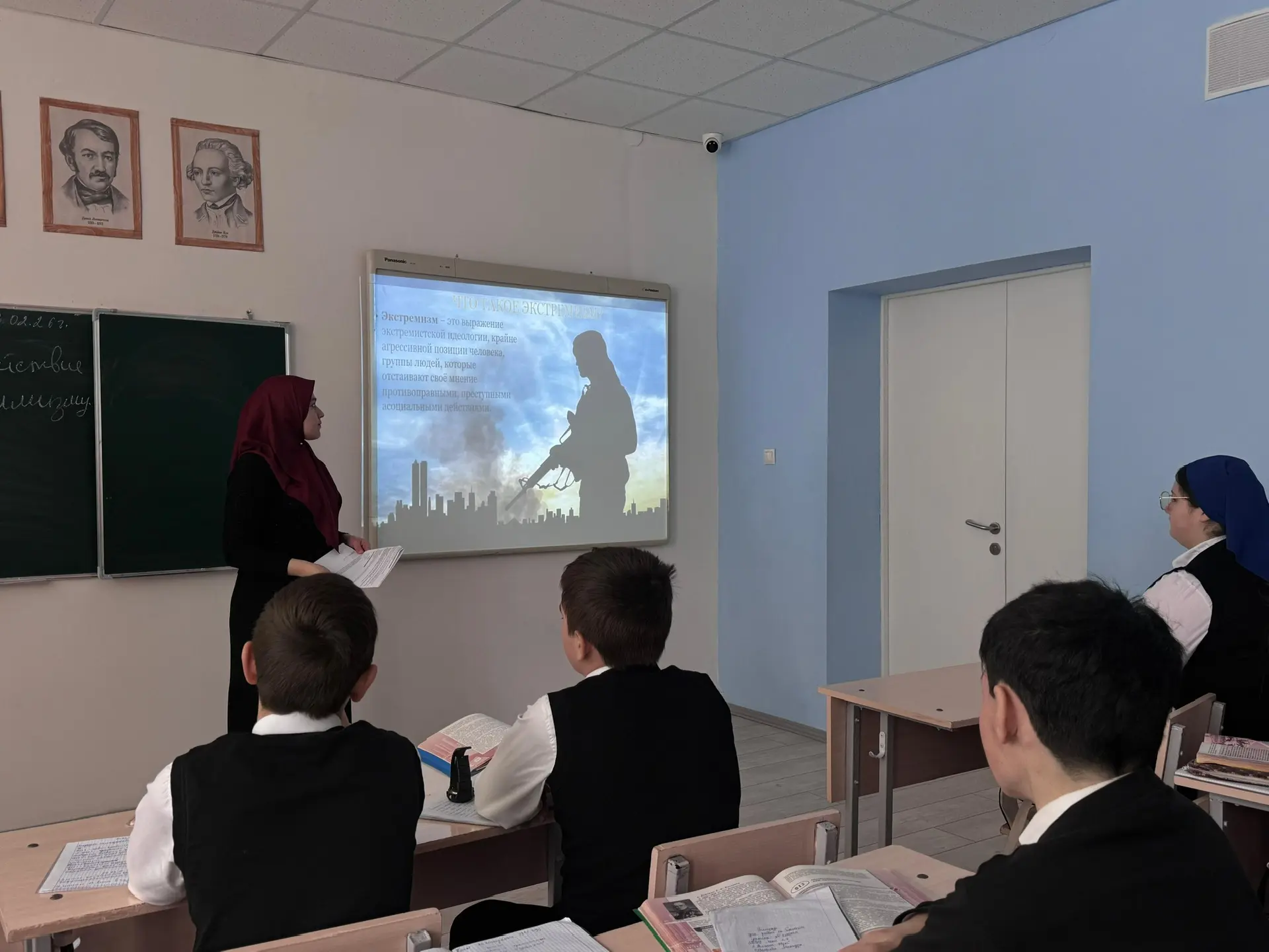 В 8-9 классах прошёл классный час на тему «Противодействие экстремизму». В ходе беседы обучающиеся о