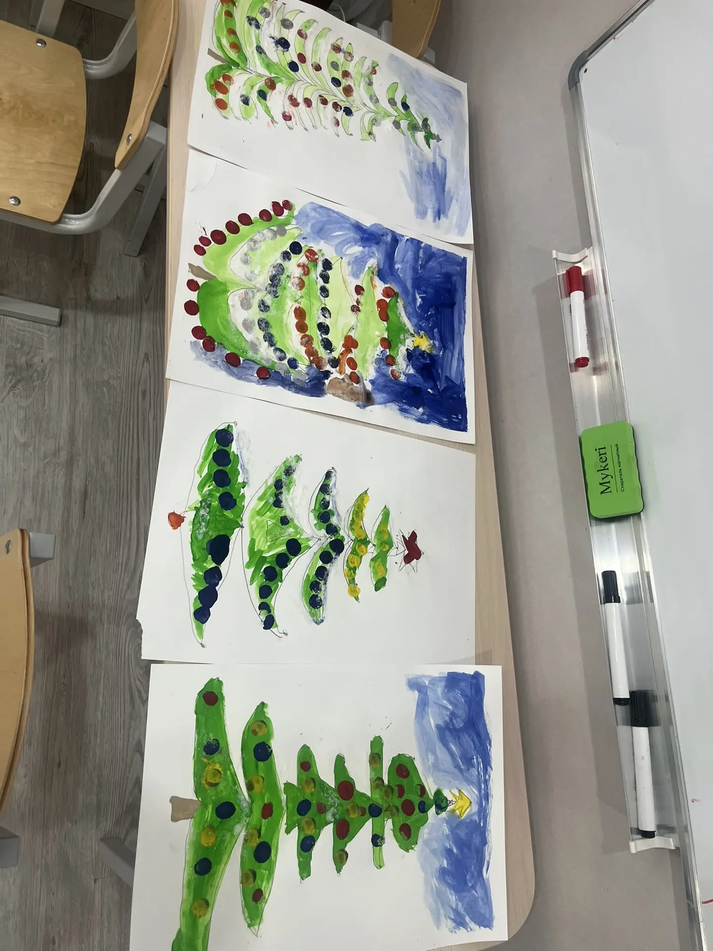 Сегодня в нашем центре — настоящая новогодняя магия! ❄️🎄

Дети с вдохновением рисовали новогоднюю ё