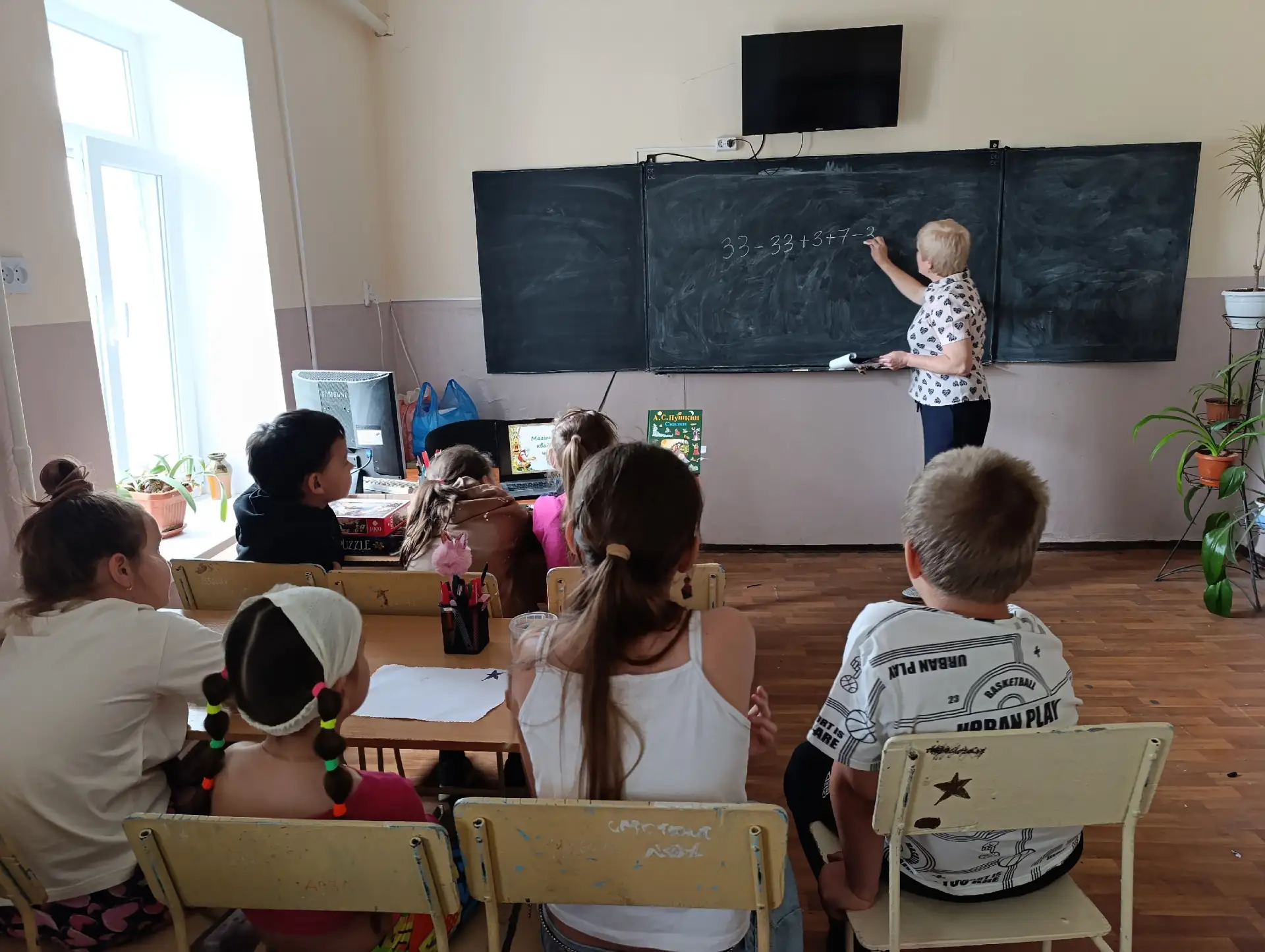 В преддверии Дня русского языка библиотекарь нашей школы совместно с библиотекарем МБУ ...