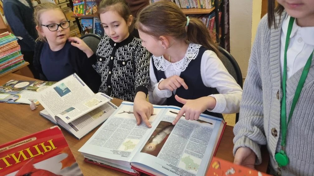 📚 Любят ли читать школьники? Репортаж из школьной библиотеки.      В последнее время принято сетоват