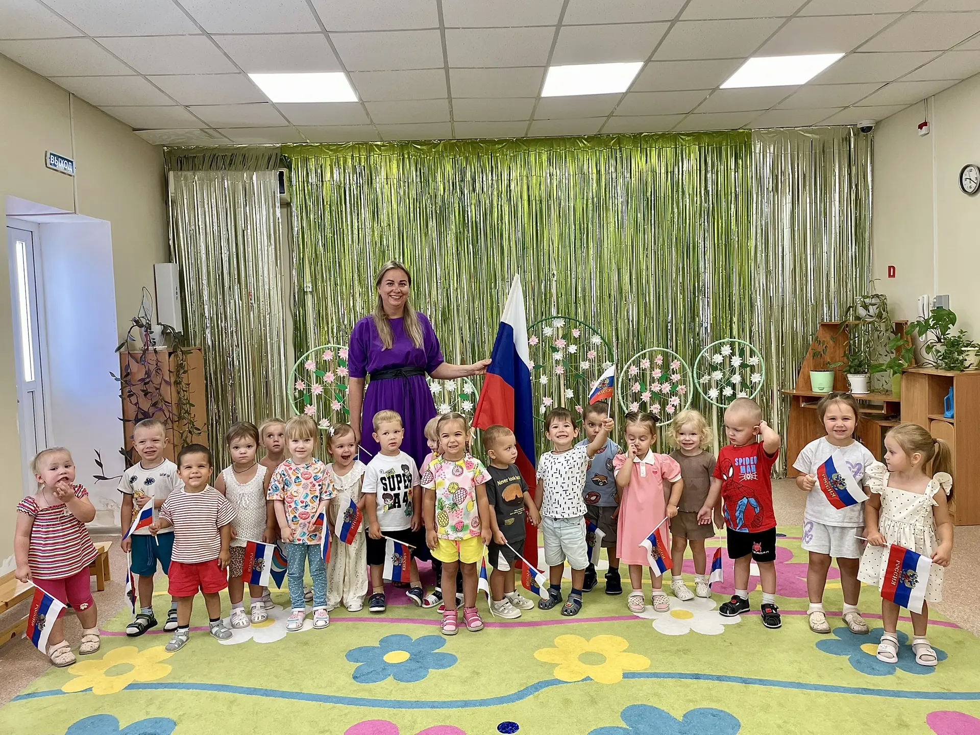 🇷🇺В детских ручках — маленький флажок.