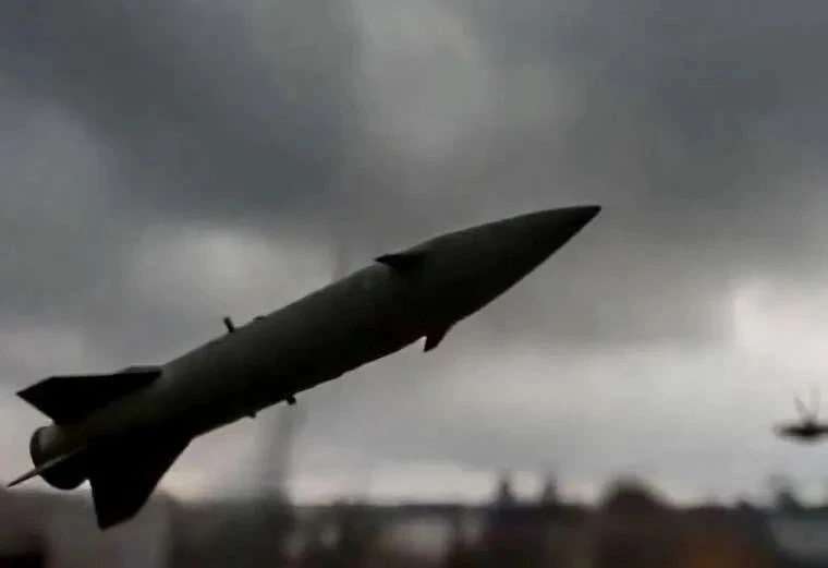 Объясните кто-нибудь, потому что сам понять не могу, зачем включать сирены по всему городу? Что это 