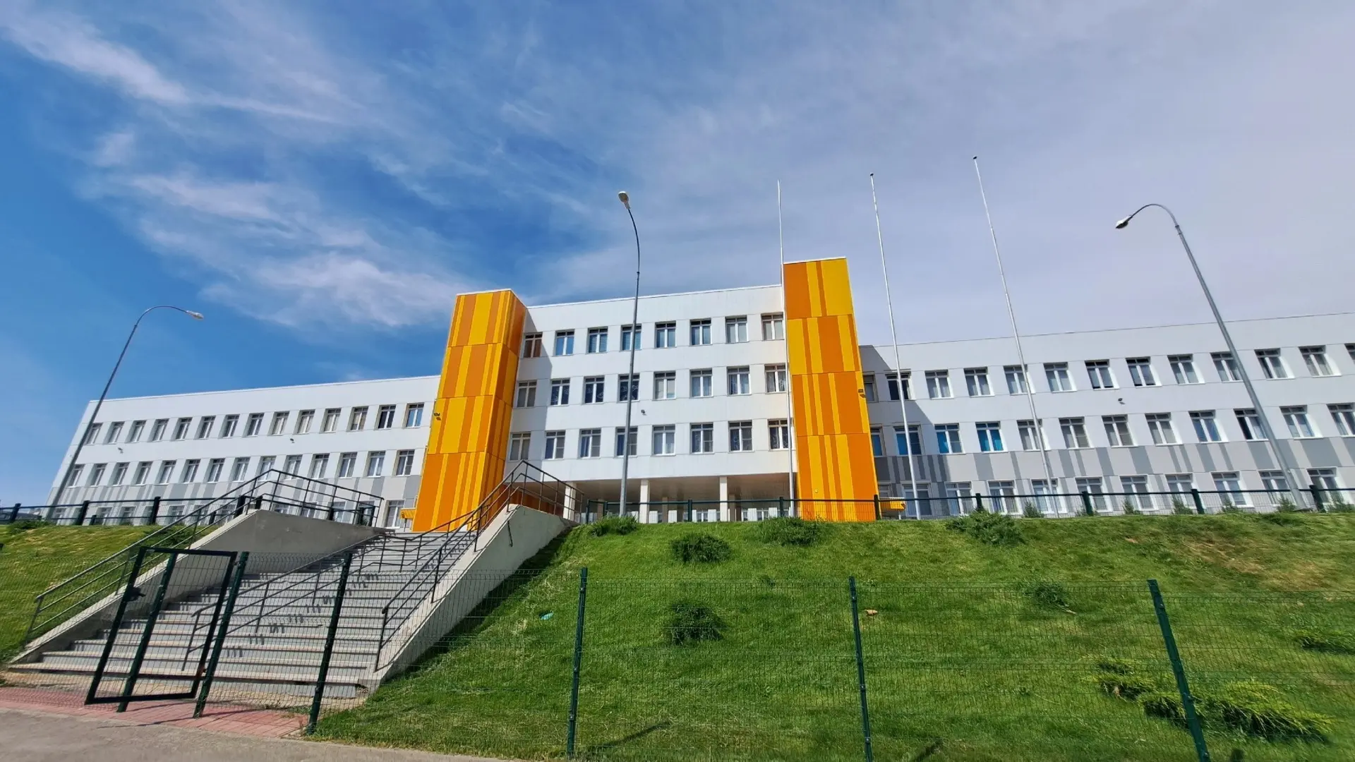 В Советском районе у школы № 55 обустроят остановки с двух сторон.

Новые павильоны будут с металлич