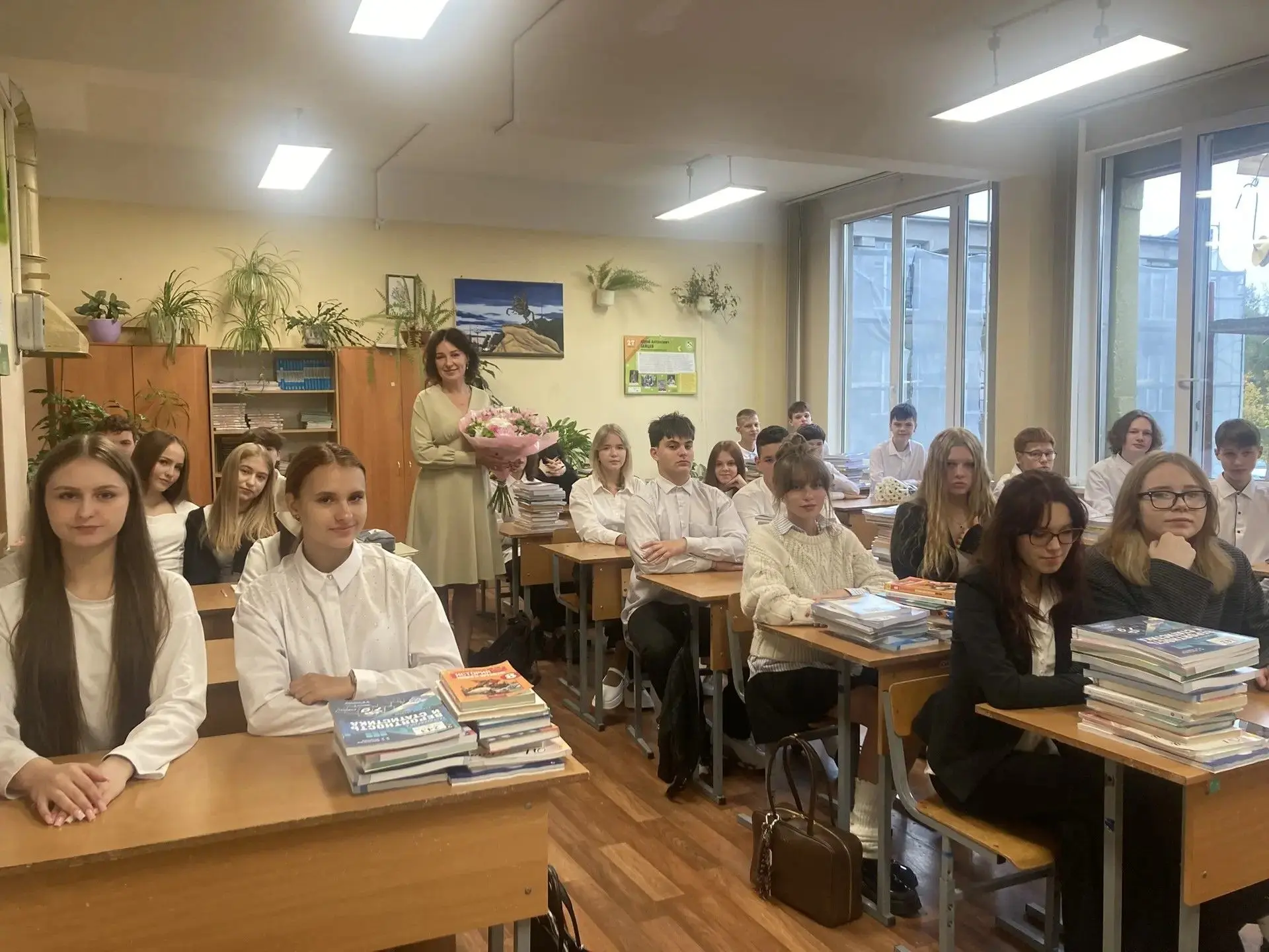 #здравствуйтеэтомы Здравствуйте! На связи 9а! Мы вместе  шагаем по стране знаний  уже 9 лет и за это