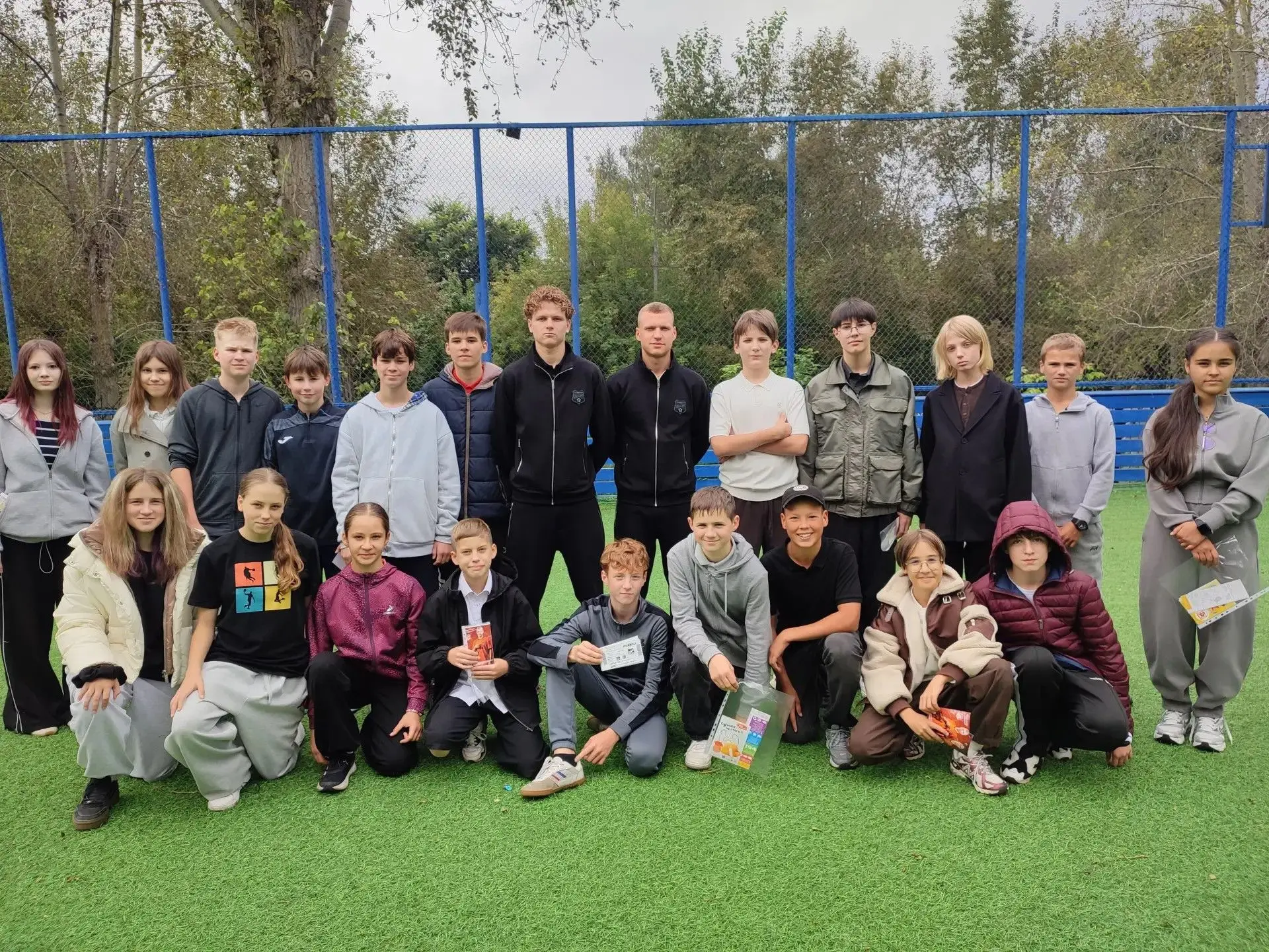 ⚽ В школу не только с букварём, но и с футбольным мячом: футболисты ФК «Урал» провели у...