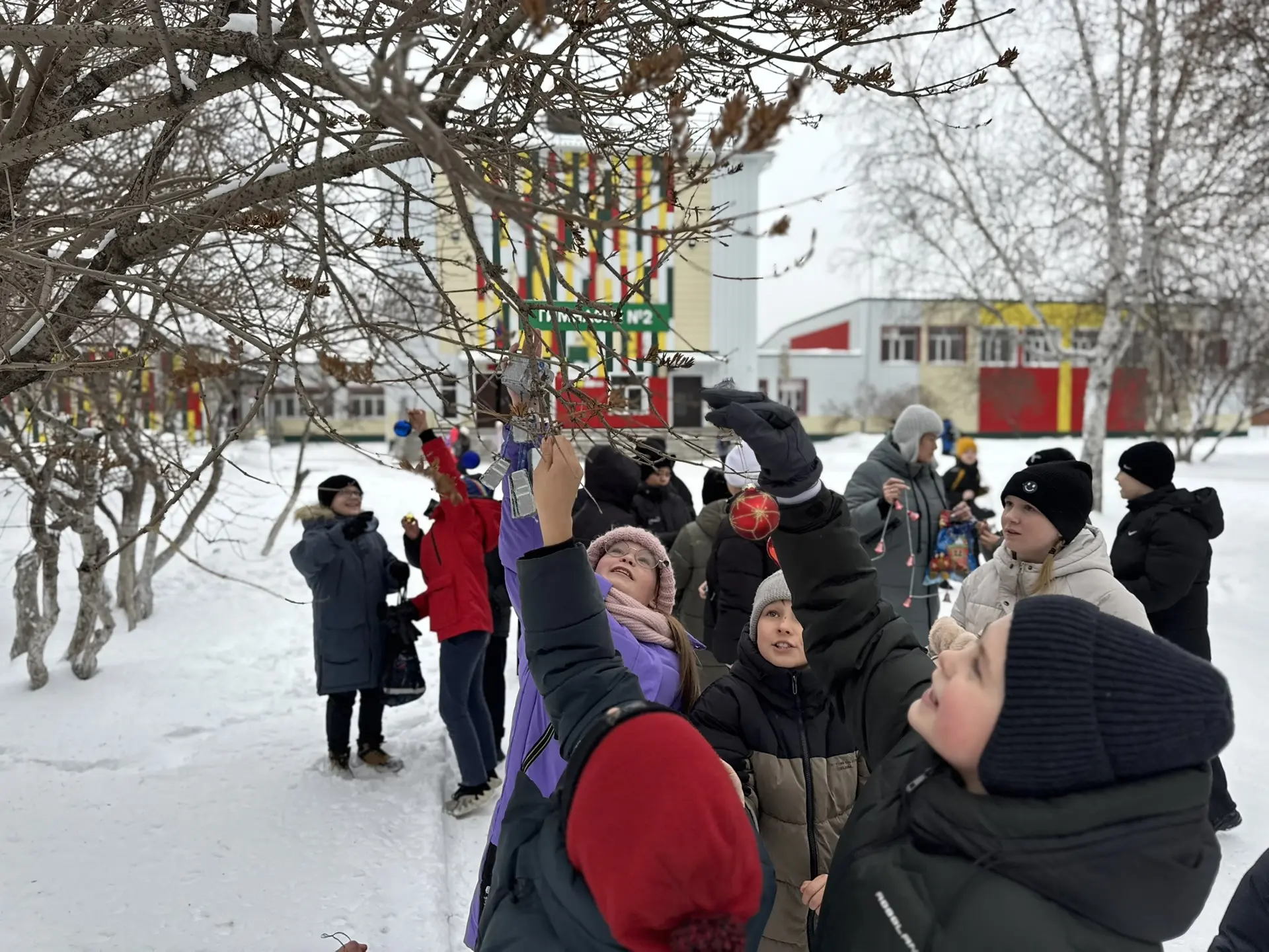 Мы создаем сказку вместе! 🎄✨  Друзья! Продолжается украшение территории любимой гимназии к самому во