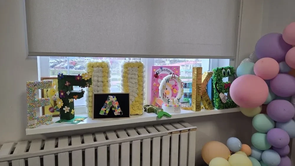 🎨 Самые маленькие участники Недели иностранных языков — ученики начальной школы — нарядили буквы анг