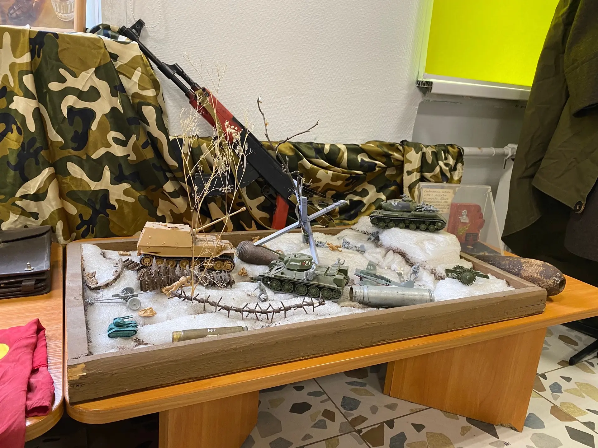 ⭐️Накануне Дня Победы в корпусе начальной школы открылась музейная выставка   На экспозиции собраны 