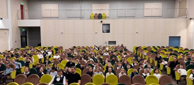Станислав Блохин провёл встречу с учащимися лицея №173, в которой приняли участие более 200 школьник