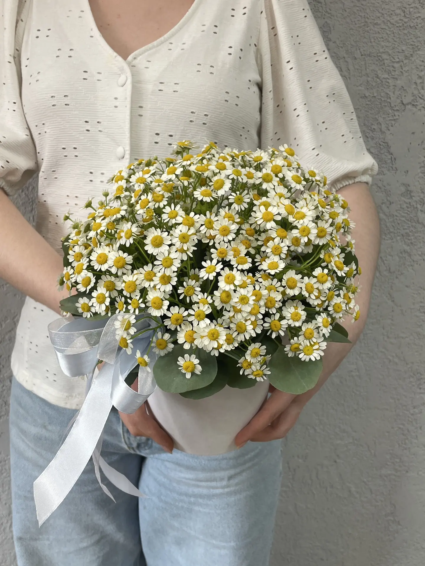 Полевая ромашка и эвкалипт. 
🤍💚💛

Собрали для тех, кто любит простые и одновременно красивые вещи