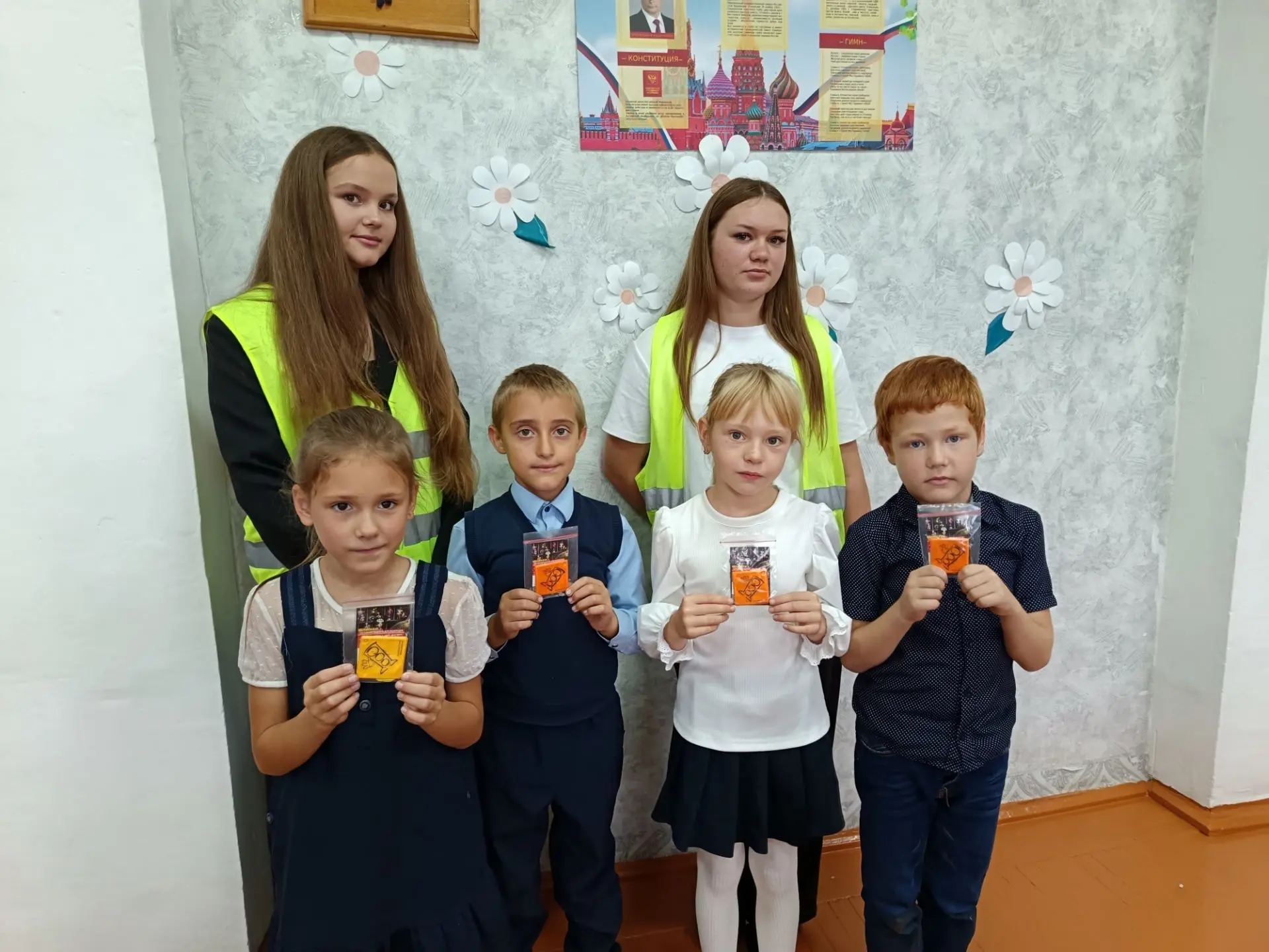 Засветись! Юные инспекторы движения в гостях у малышей