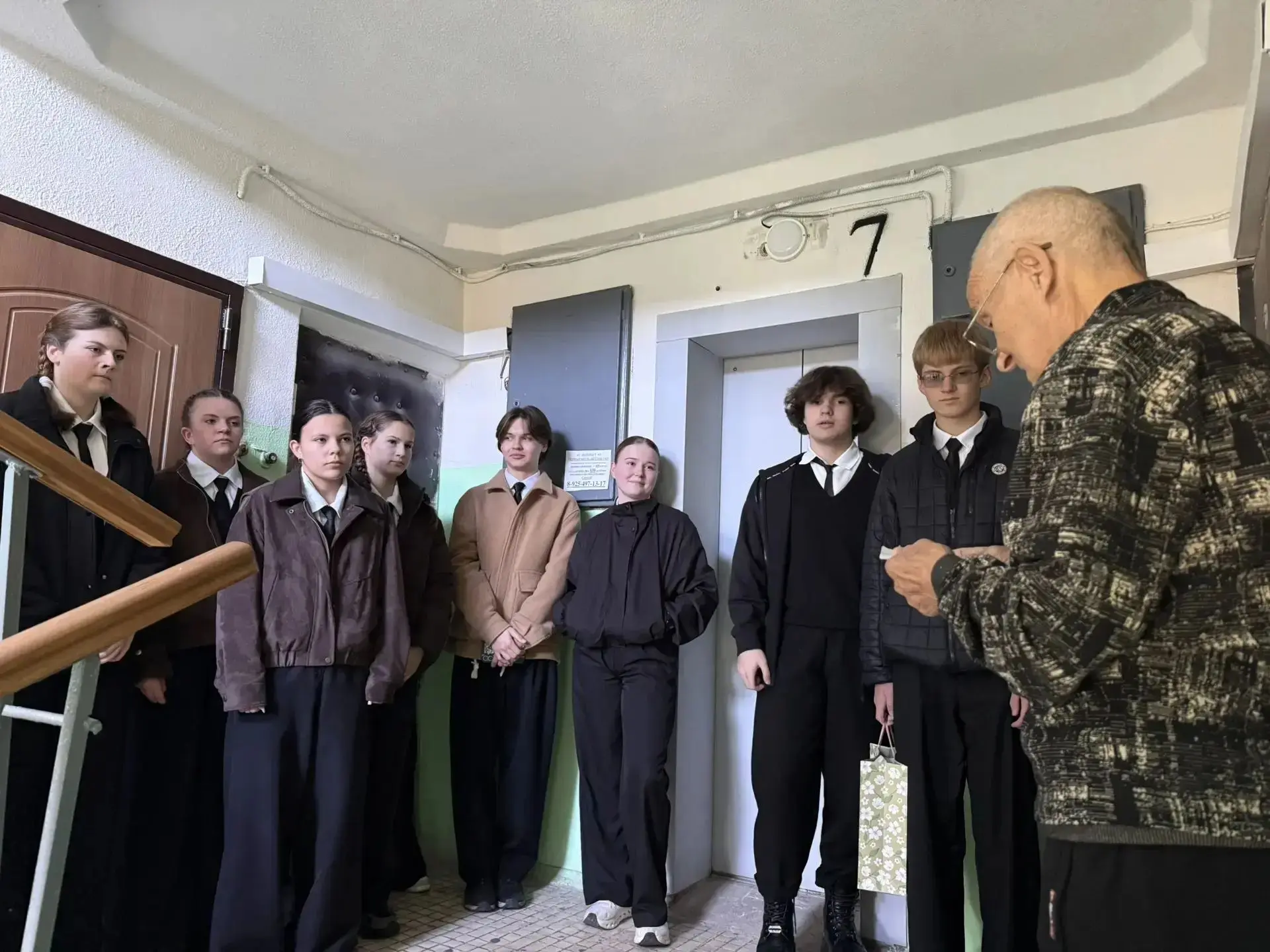 С благодарностью от учеников 10 Б класса ГИМНАЗИИ ИМ. В.И.ТАНЕЕВА: поздравляем ветерано...