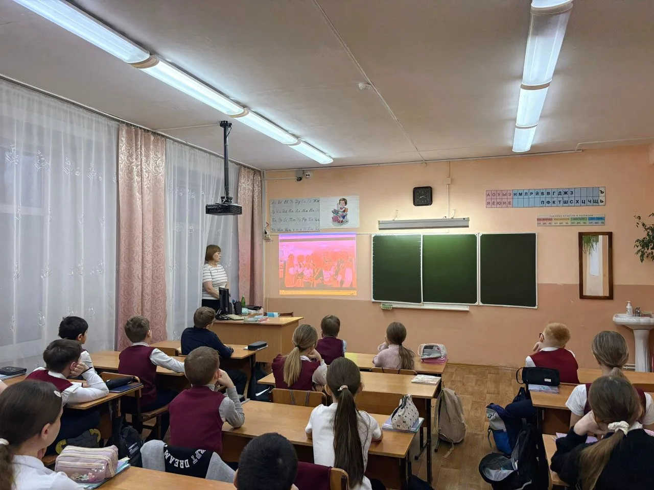 🇷🇺Новая учебная неделя в нашей школе традиционно началась с торжественного вноса флага и исполнения 