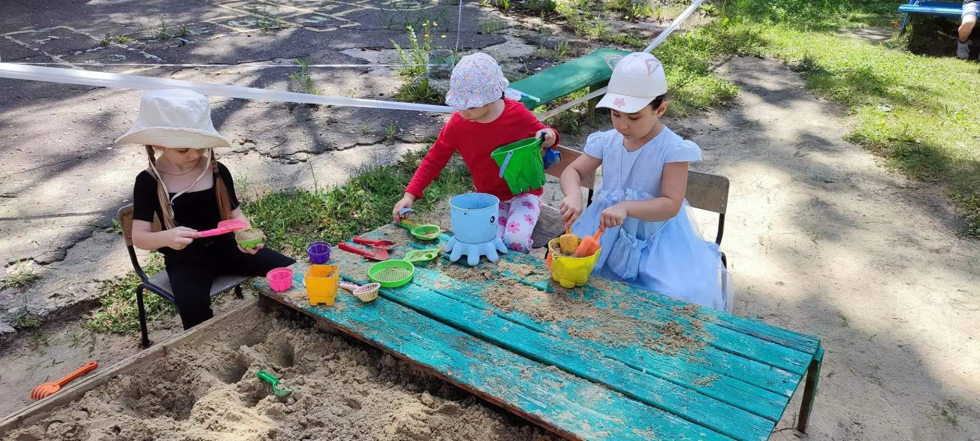 Игры на улице — один из важнейших элементов здорового развития ребенка. Прогулки развивают естествен