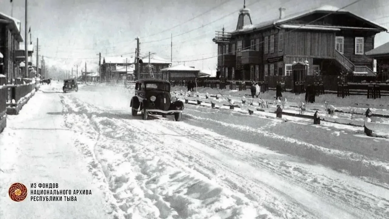 📍Ответ на фотозагадку

На архивном снимке 1936 года запечатлена улица Ленина в городе Кызыле времён