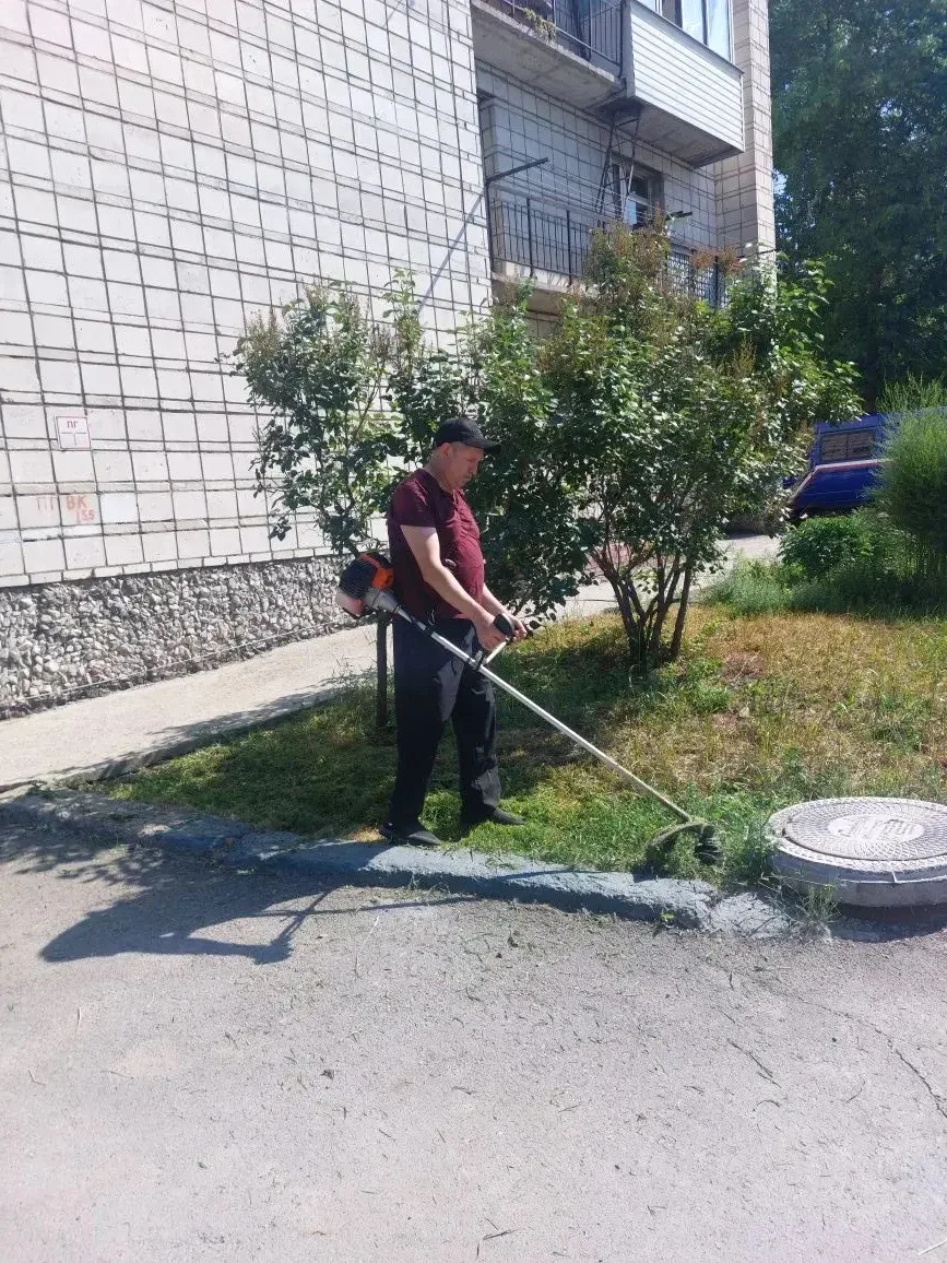 🍀Сотрудники ООО УЖК «Кировская» продолжают сезонный покос травы на закреплённых участках.