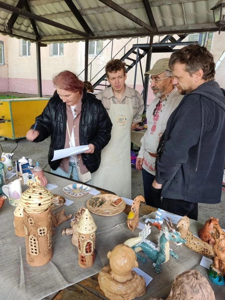 На фестивале "Живая традиция" была представлена  выставка керамических изделий "В мире ...