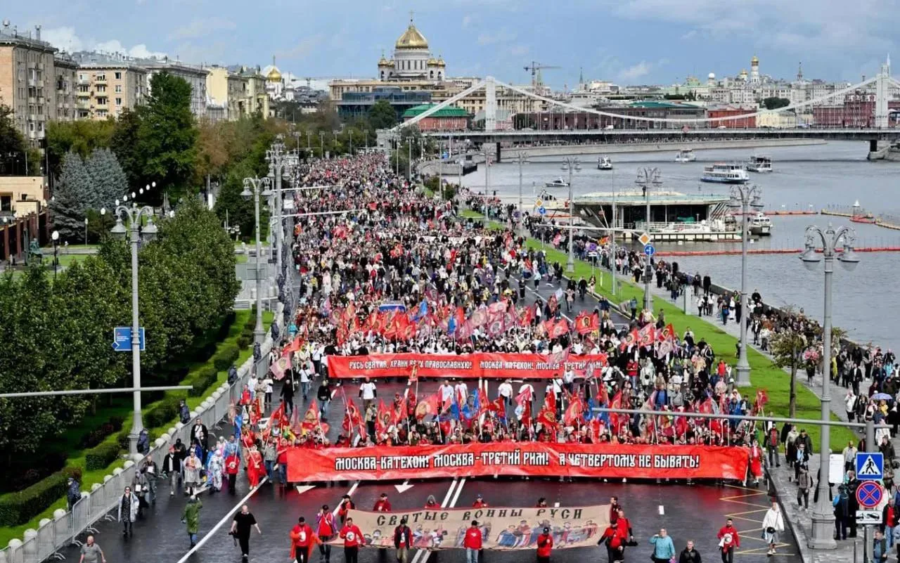 Колонны молитвенников прибывают к древнему Новодевичьему монастырю.