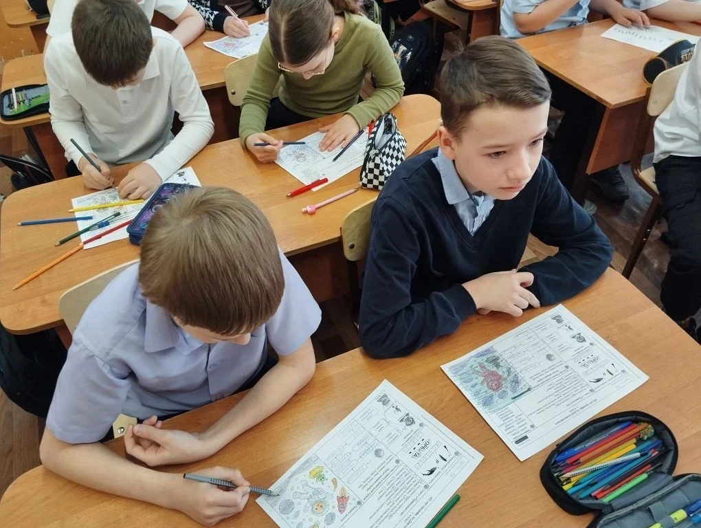Сегодня 13 апреля утро в МОУ"СОШ имени Л. М. Доватора" началось с торжественной линейки, исполнения 
