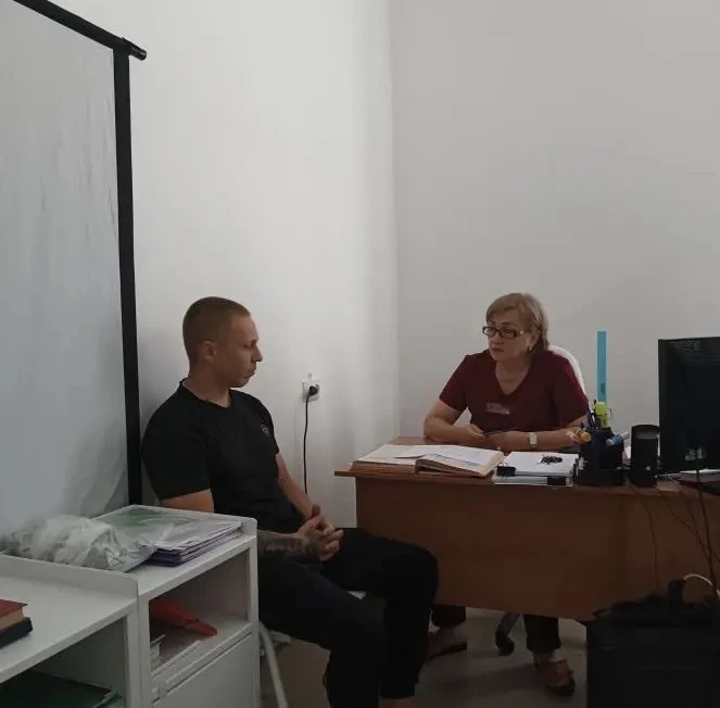 На беседе у клинического психолога побывал ветеран СВО. 

Беседа с психологом помогает им разобратьс