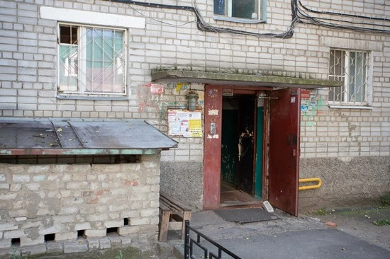 Канализационные стоки больше недели затапливают цоколь дома в Рязани