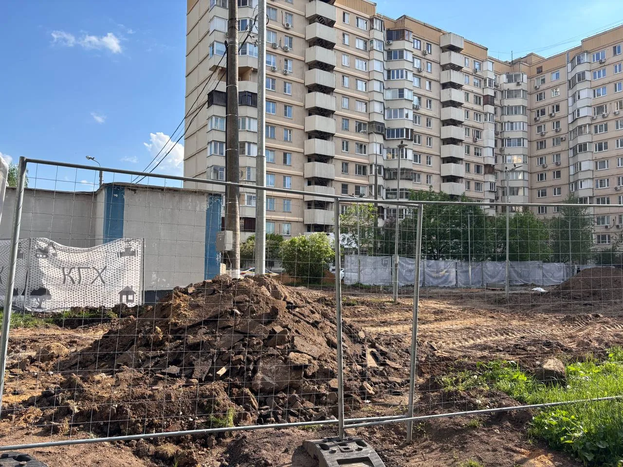 Ход проведения реконструкции дворов на Борисовских прудах. По заверениям строителей раб...