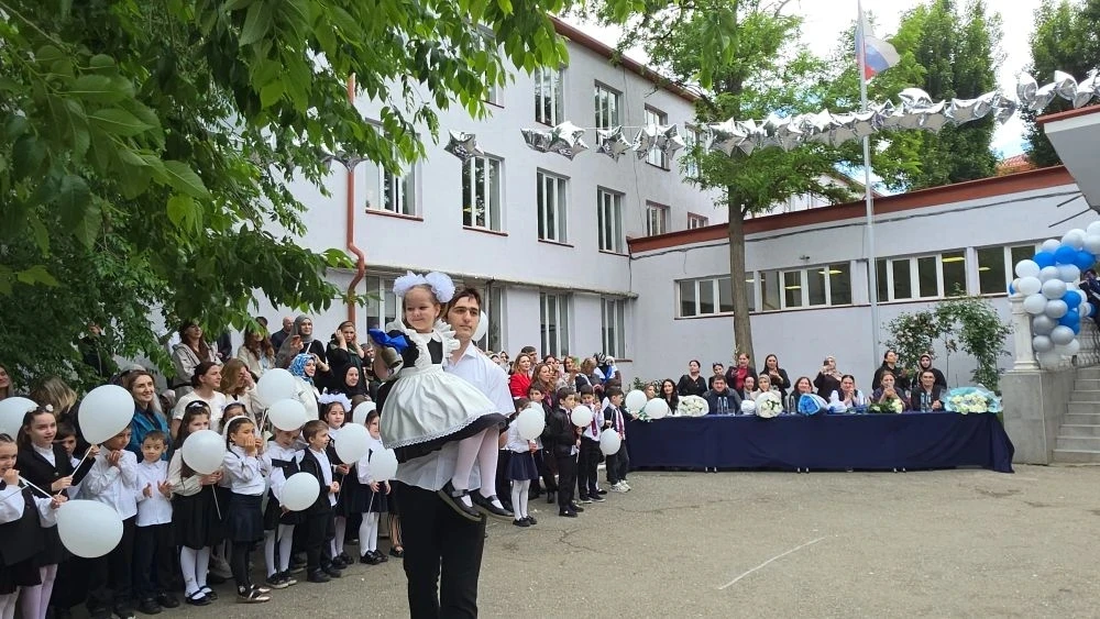 Сегодня в нашем лицее прозвенел последний звонок для 11 классов.   Этот праздник одновременно весёлы