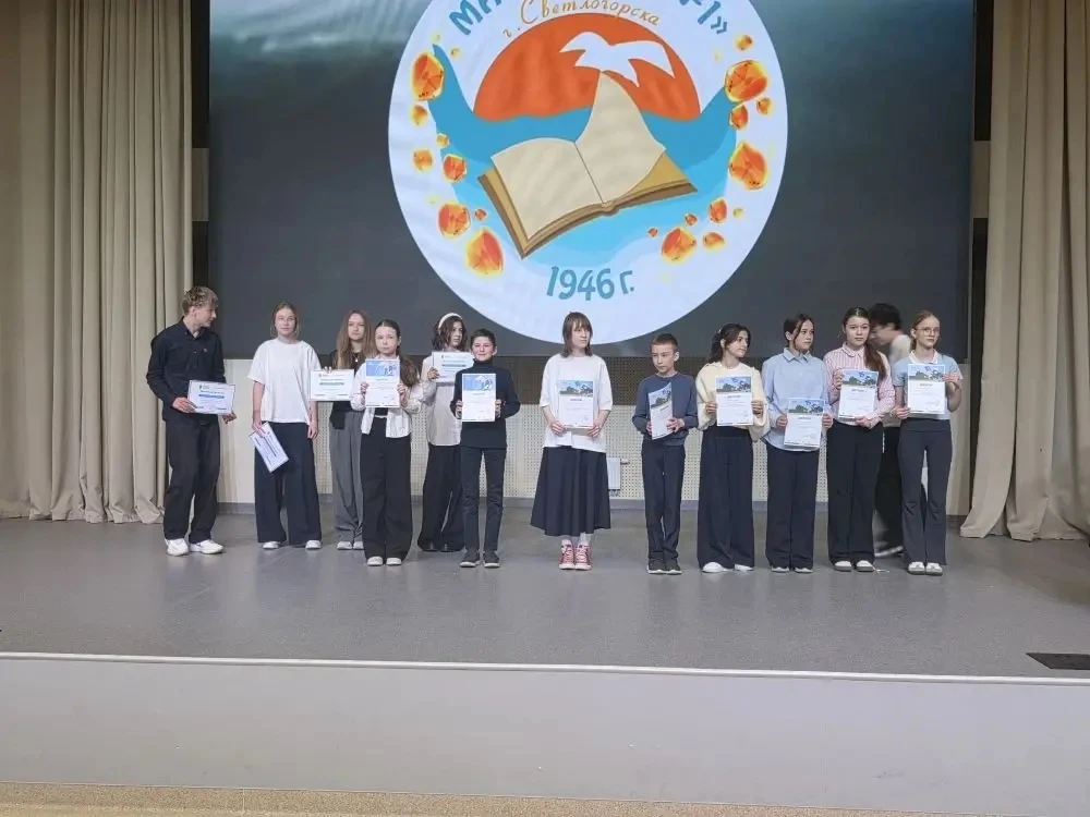 📢 Ежемесячные рабочие линейки — добрая традиция нашей школы!  🎤 Директор школы, Рябова Н.В., традици