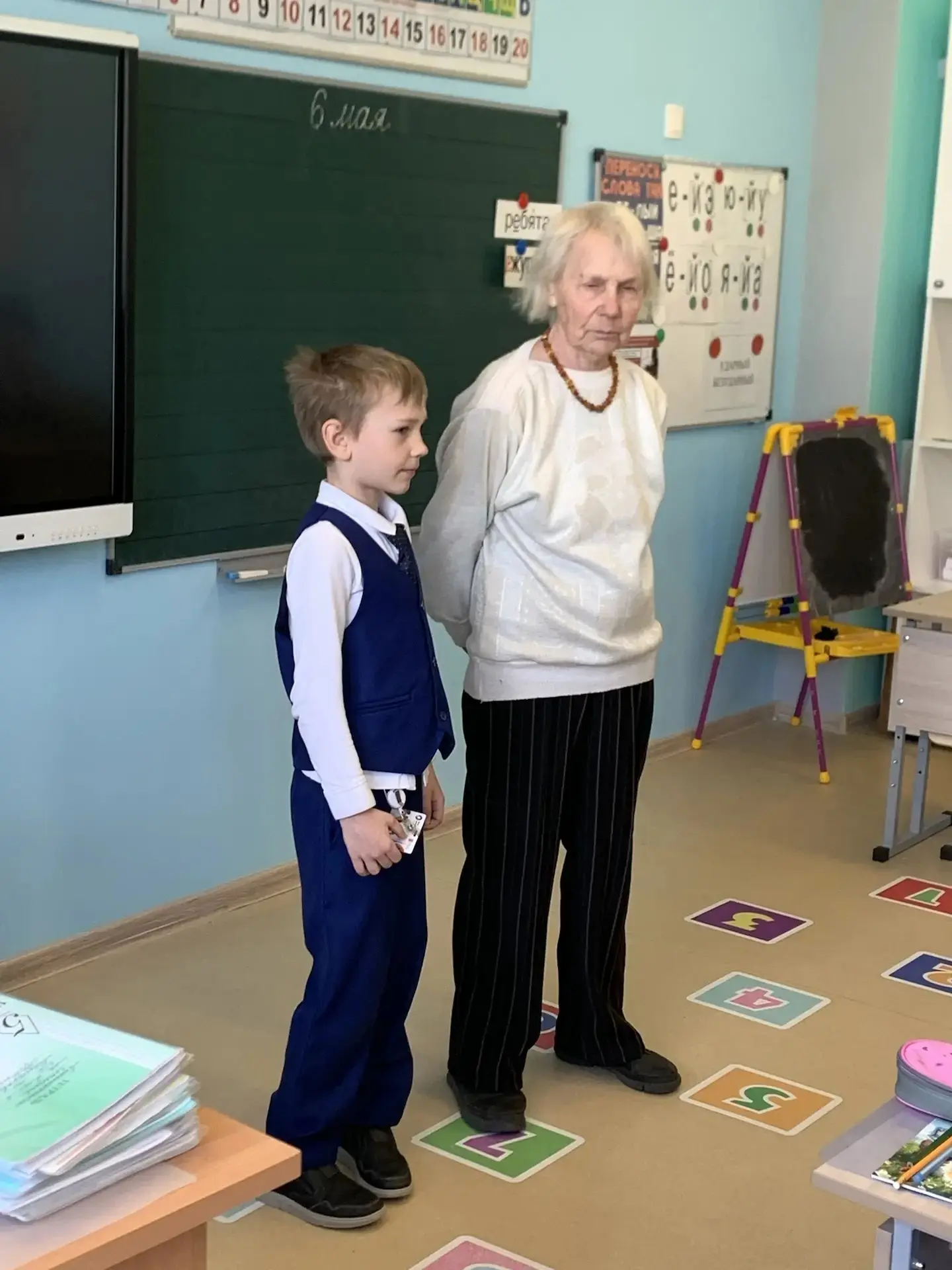 К первоклассникам из 1"Б" пришла удивительная гостья — Алла Германовна, прабабушка ученика Саши Ложк
