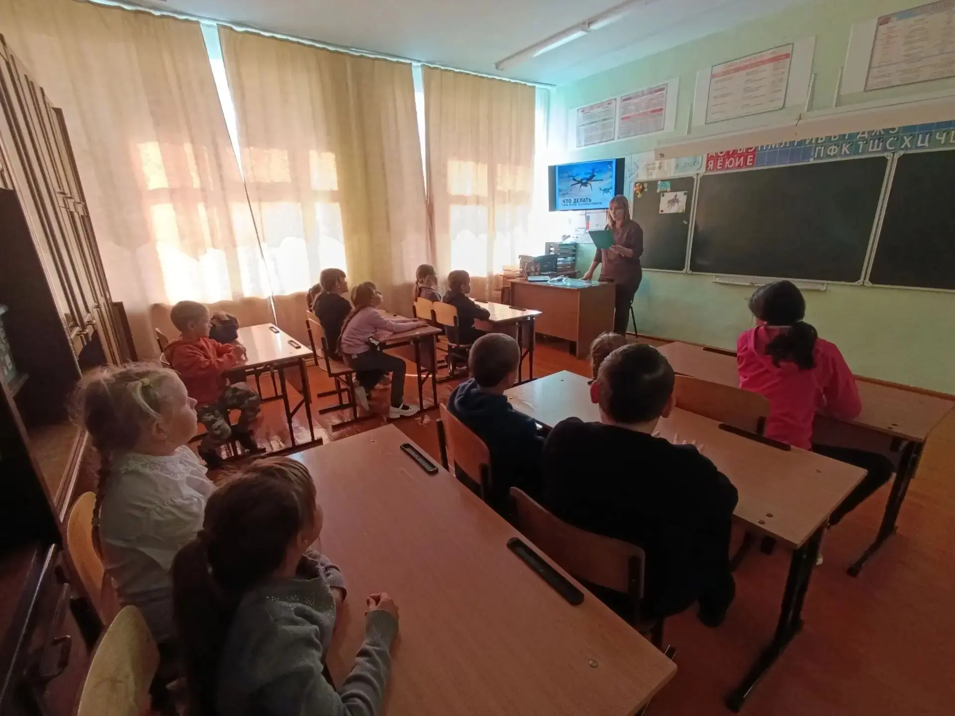 💥 Ребята начальной школы познакомились с цепочкой действий при чрезвычайных ситуациях....