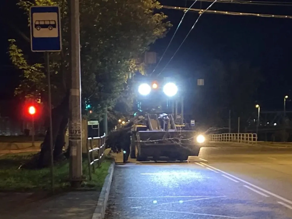 Сегодня, 17 сентября, на улицах города Челябинска работает 127 единиц техники. В уборке...