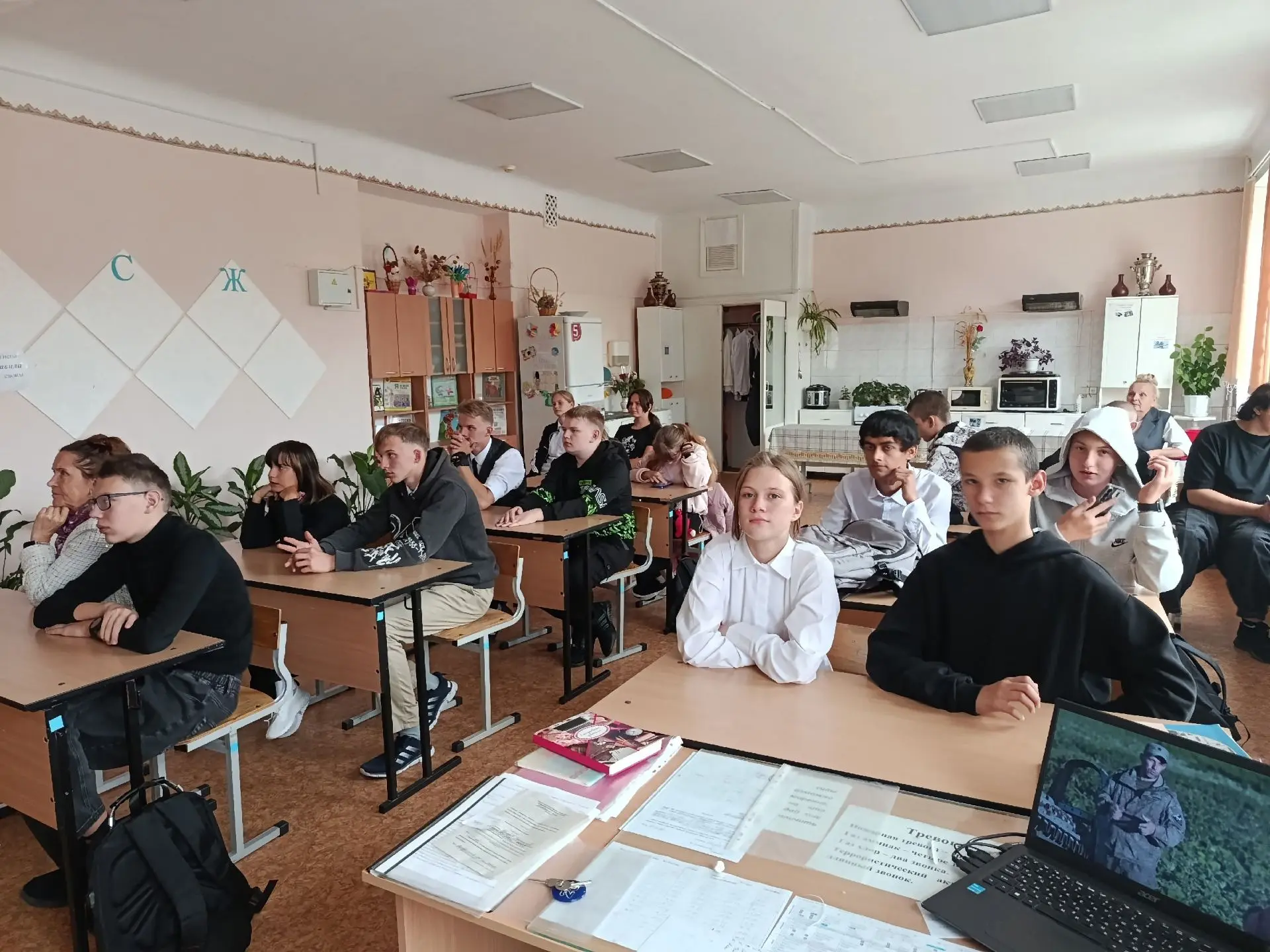 В МБОУ «С(К)ОШ» состоялись мероприятия, приуроченные к Дню Победы над милитаристской Яп...