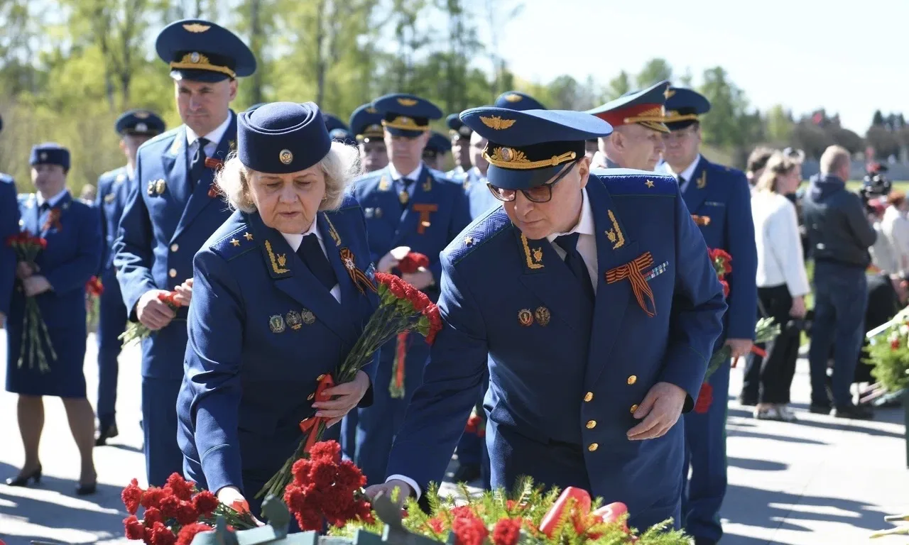 К подножию монумента «Мать-Родина» возложили цветы и венки в канун 81-летия Великой Победы  🎗️На Пис