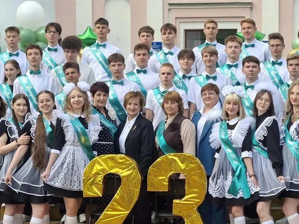 Дорогие наши выпускники!  Сегодня для нашего лицея особенный день — немного грустный и очень торжест