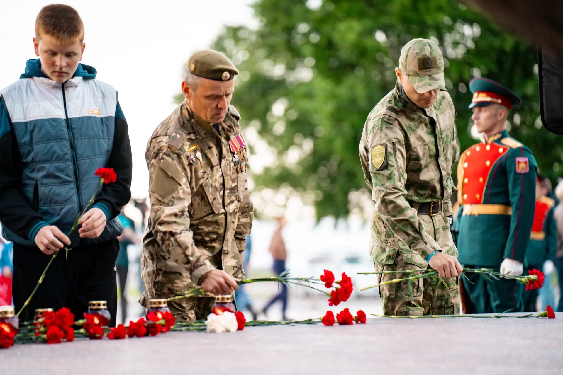 Сегодня ровно в четыре часа утра на площади Мира у Вечного огня в Архангельске вспомнили павших за П