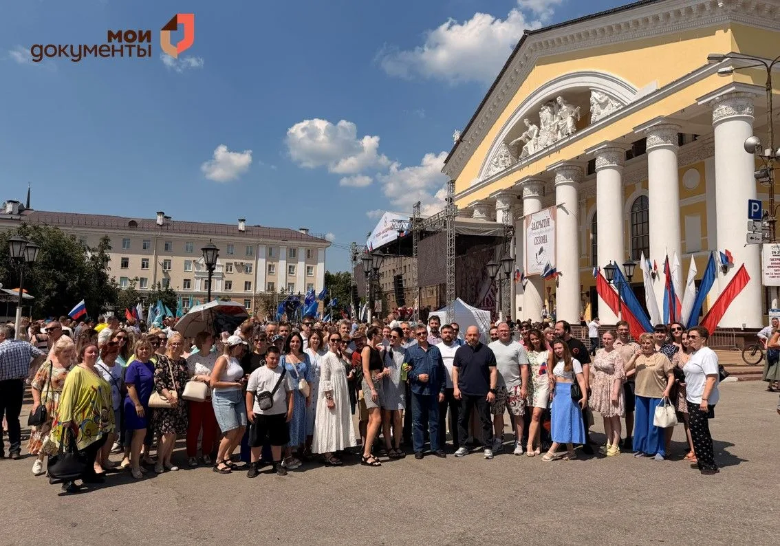Мы — на Театральной площади. С Днём России! 🇷🇺

Сегодня наш коллектив в гуще праздника. Мы собрали