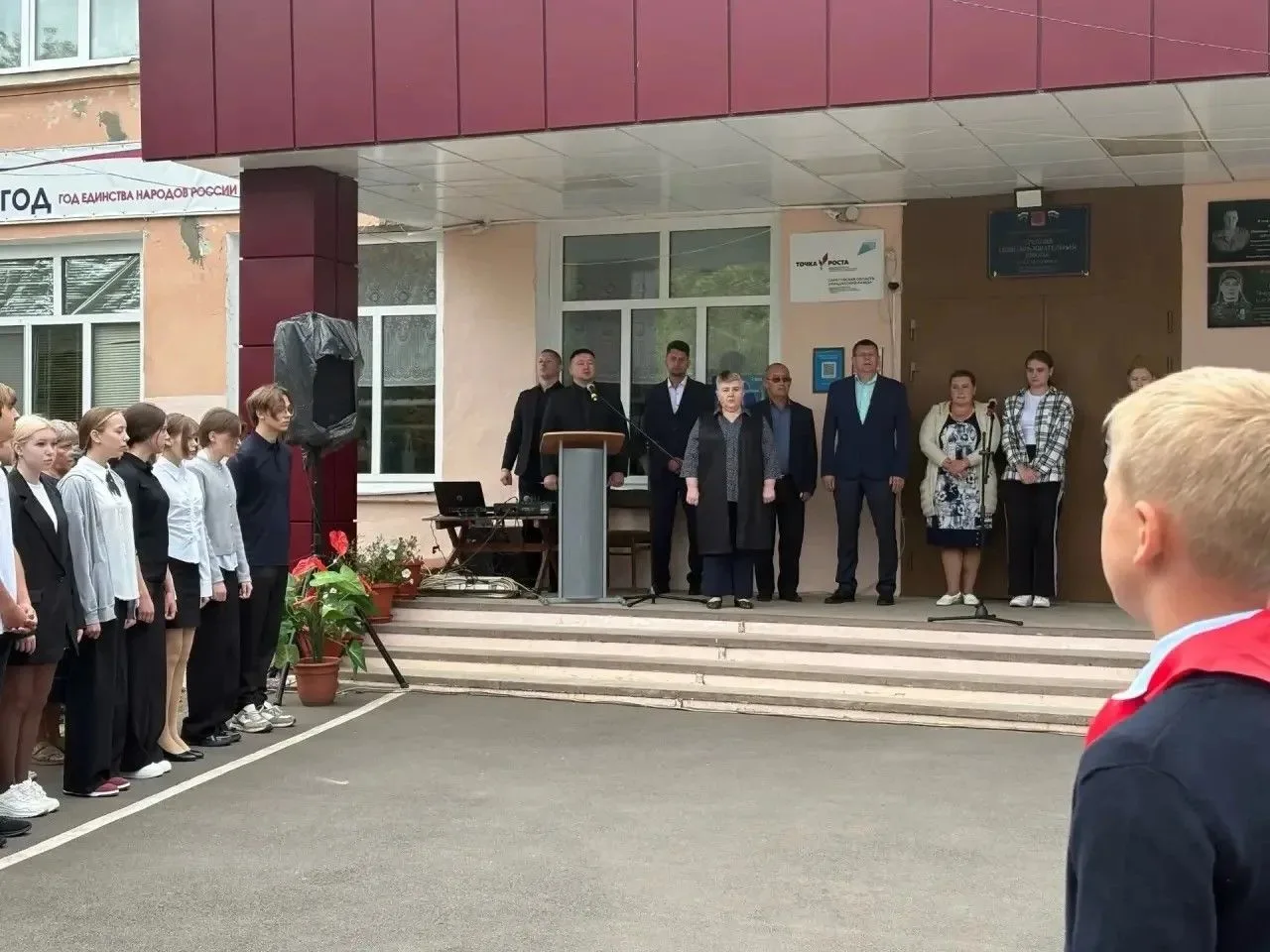 Сегодня в Семёновской школе состоялось торжественное открытие памятной мемориальной дос...