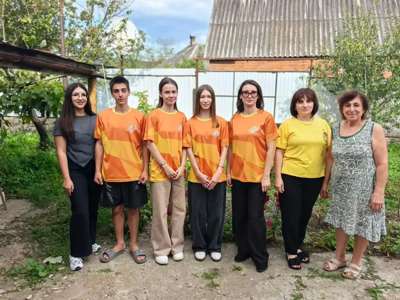 Волонтёры клуба «Я доброволец!», активисты #МЫВМЕСТЕ и сотрудники КЦСОН Апшеронска пров...