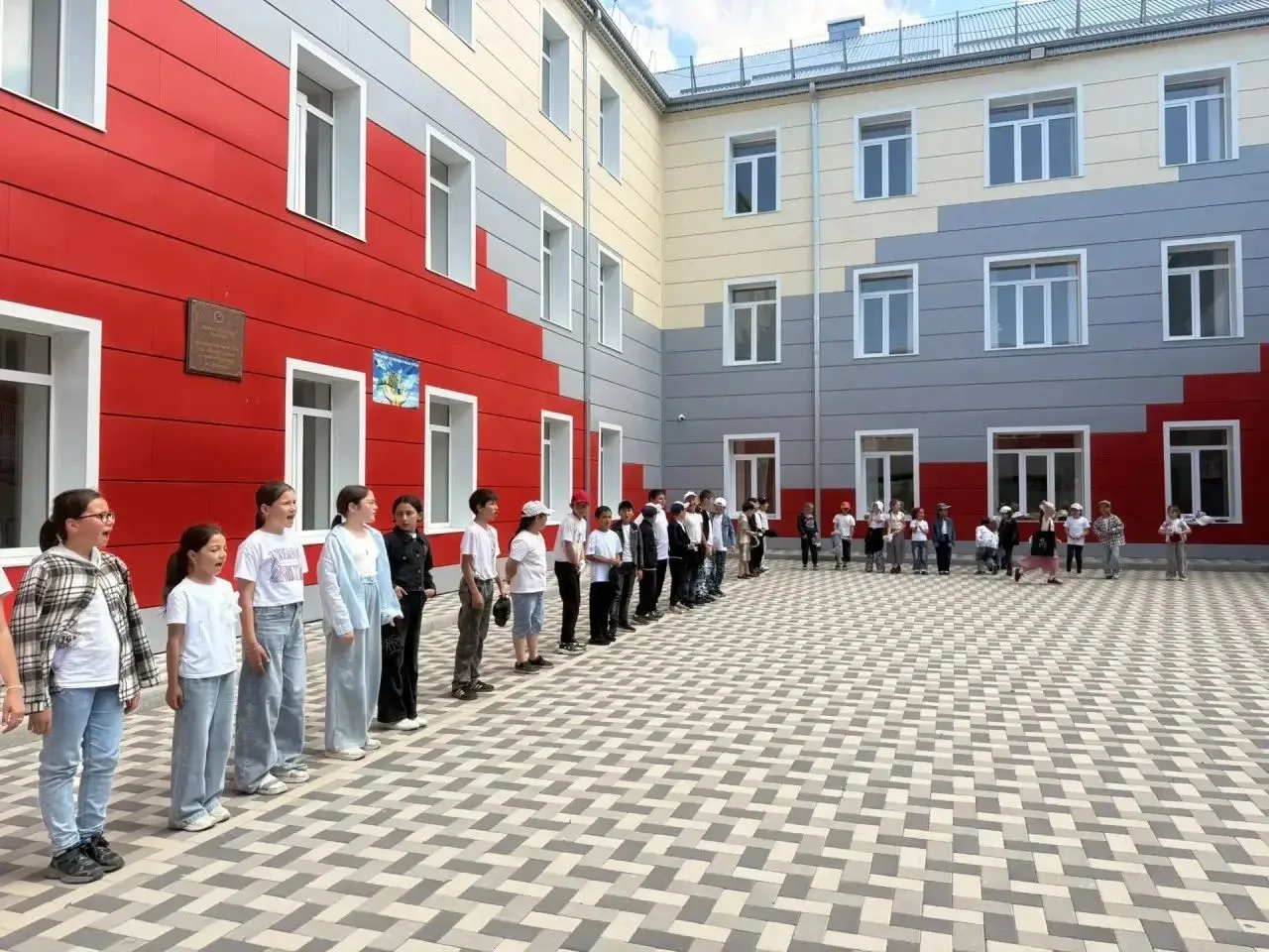 🇷🇺  Десятый день в пришкольном лагере «Улыбка » был посвящён Дню России.                          