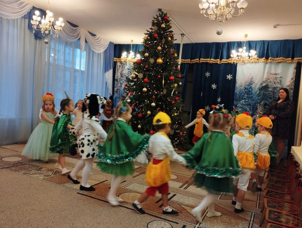 Новогодний утренник средняя группа