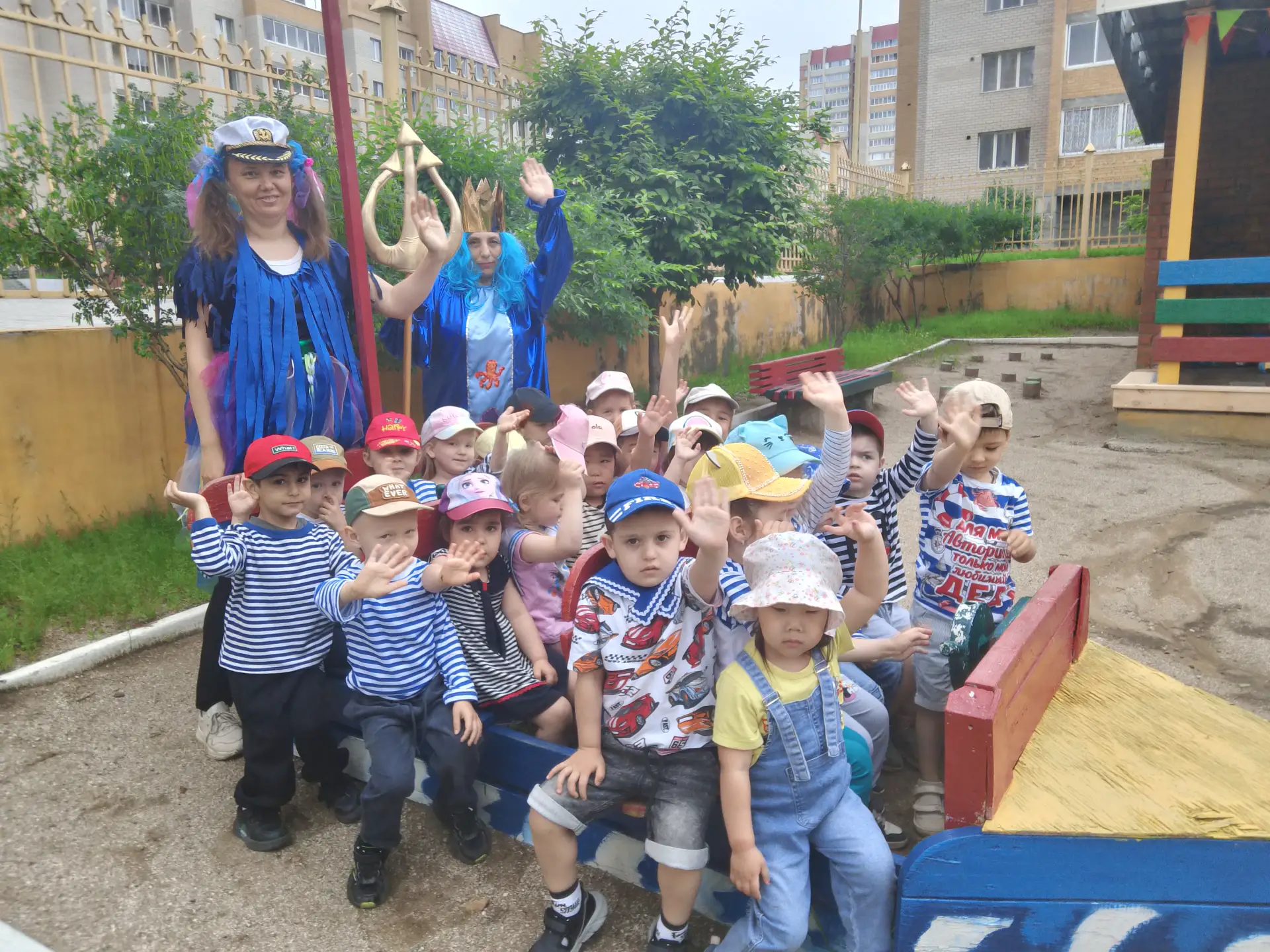 Сегодня в группах «Мультяшки» и «Лялечки» с самого утра переполох: пропали игрушки! Сразу после завт