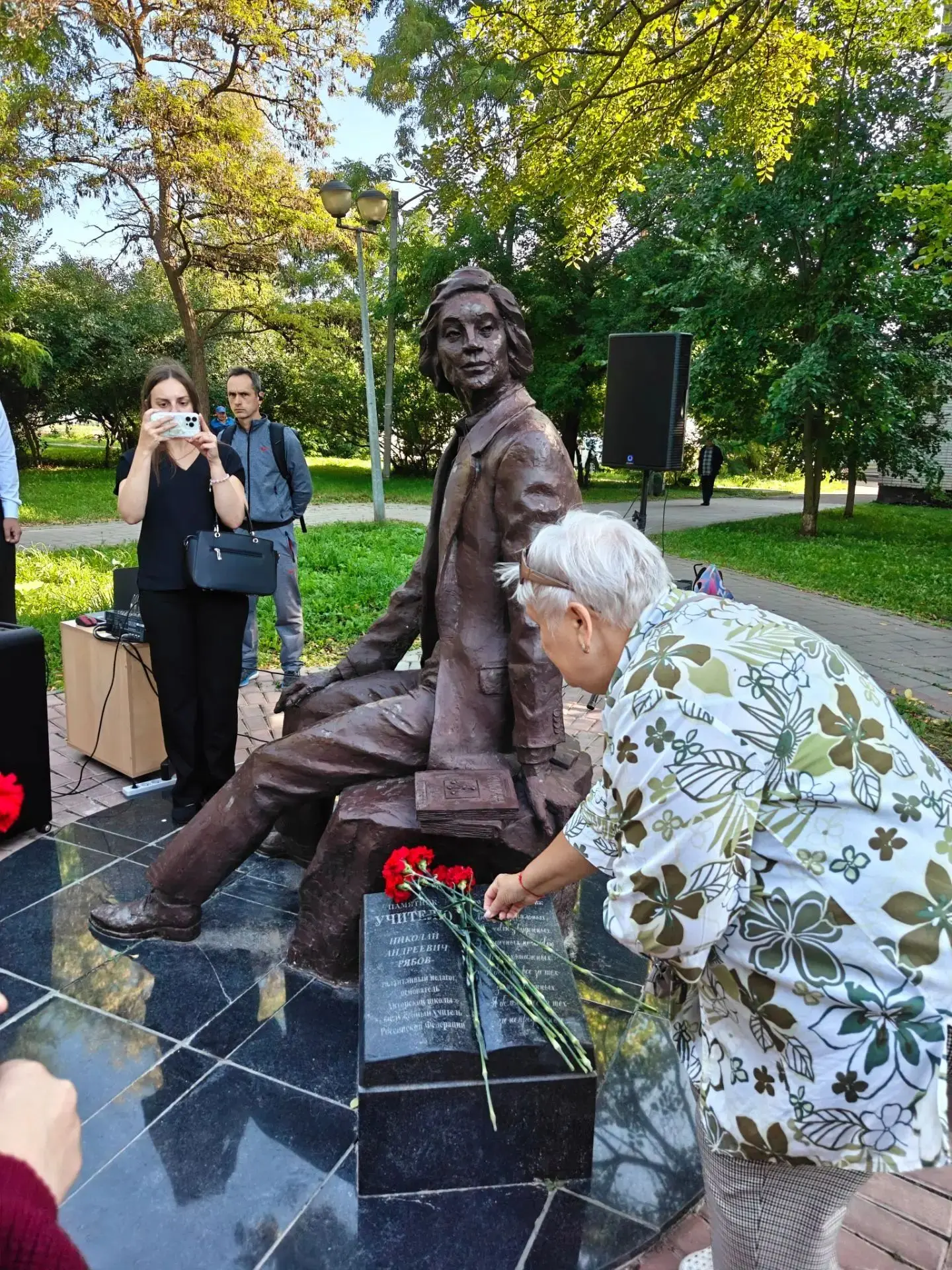 Сегодня в сквере имени Н. А. Рябова состоялось памятное мероприятие, посвящённое выдающ...