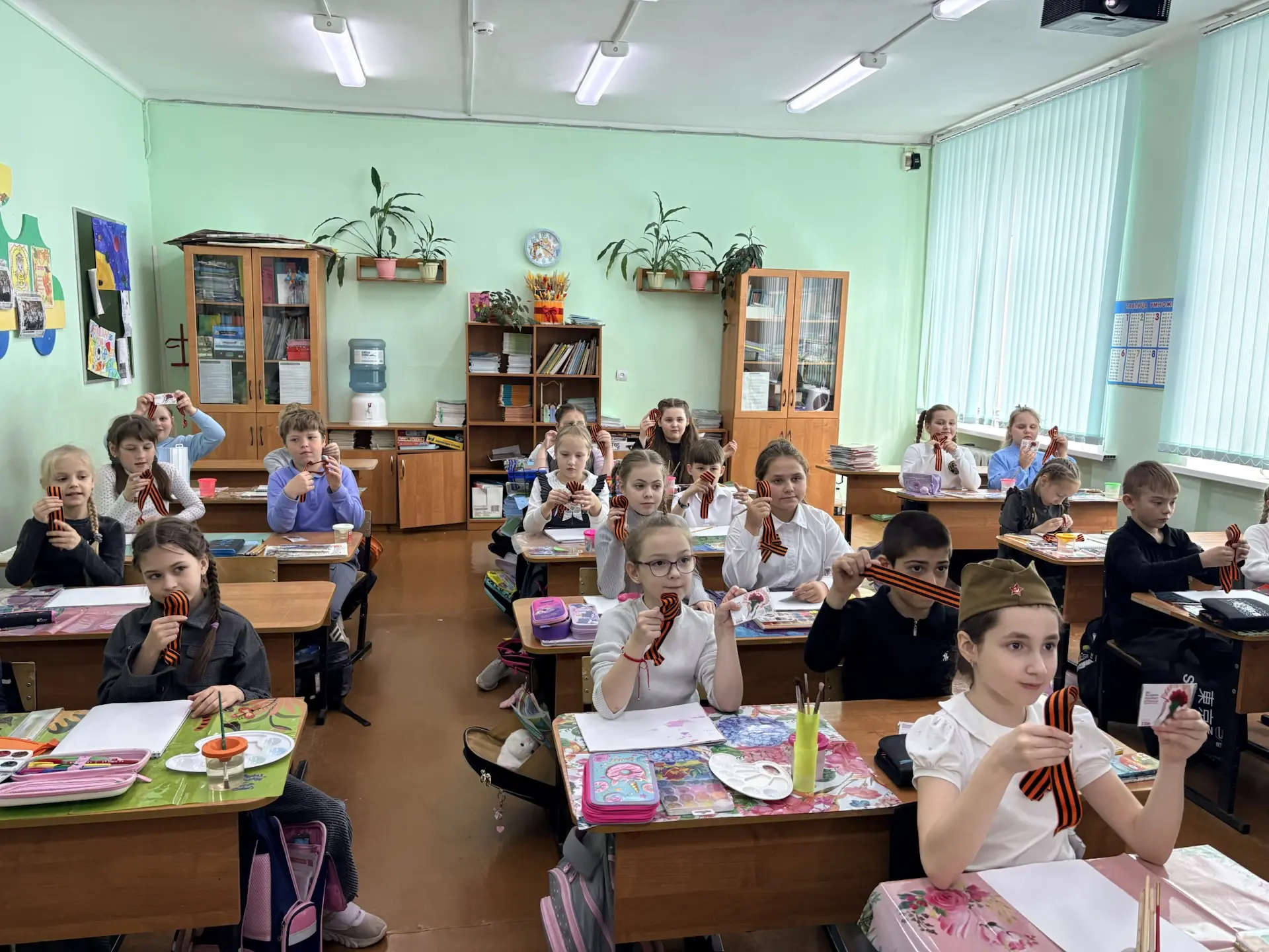🇷🇺 «Георгиевская лента» в начальной школе  Сегодня в рамках всероссийской акции у нас в гостях побыв