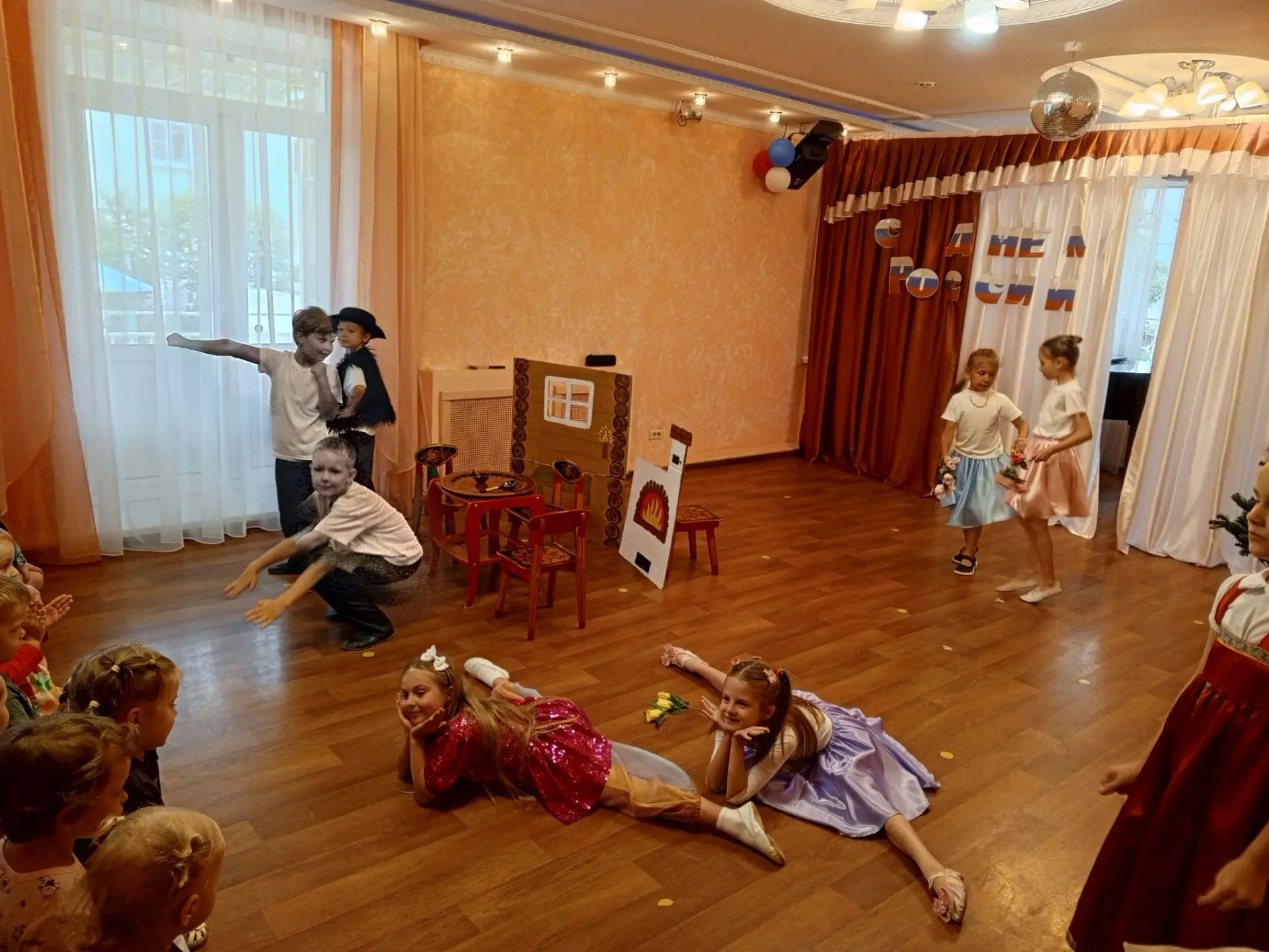 Занавес! Свет! Стрекоза в блестках! 🦗✨

Друзья, свершилось! В ЦРР - детский сад 206 прогремела прем