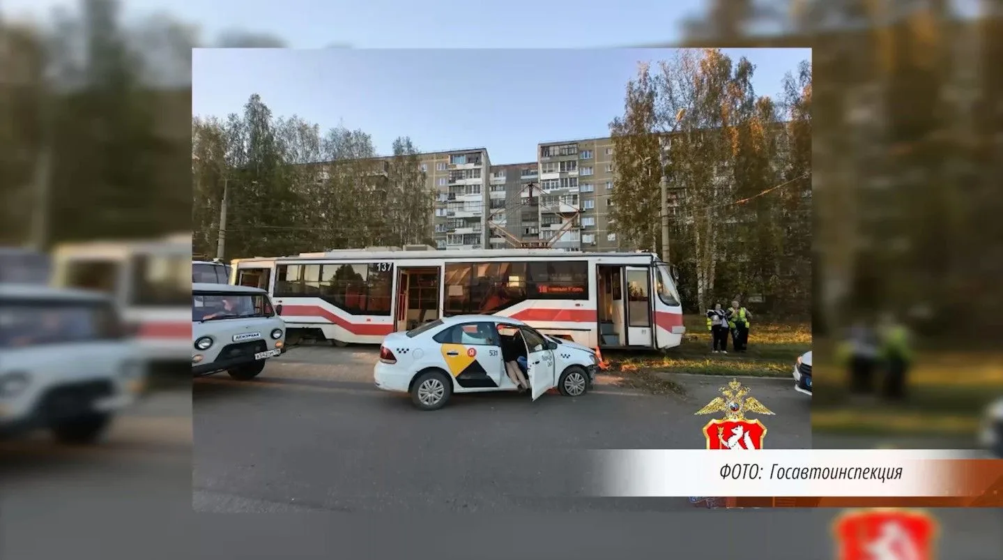 Бесправница врезалась в трамвай с пассажирами. ДТП произошло на улице Юности, вечером 3...