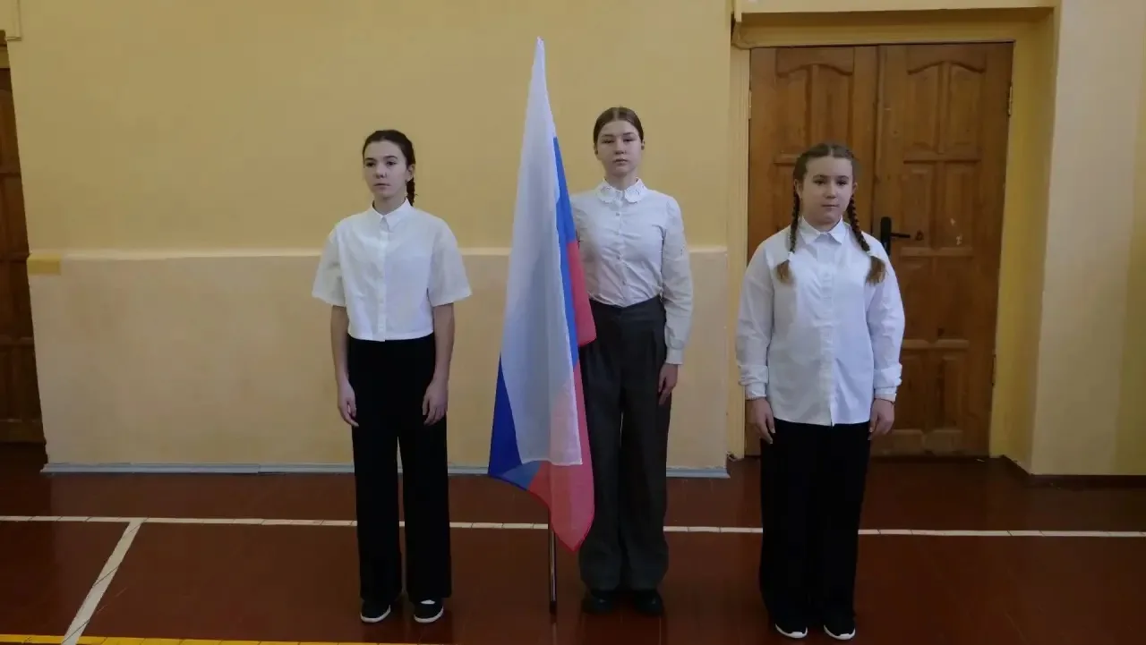 Подъём флага  🇷🇺 Утро понедельника началось с торжественной церемонии поднятия флага и исполнения ги