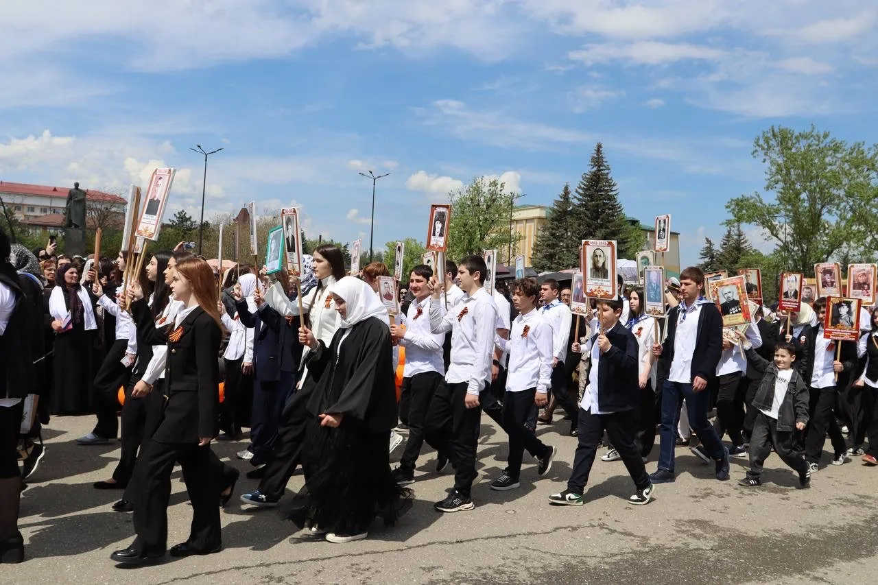 🎖 Большой фоторепортаж с торжественного митинга, прошедшего в Буйнакске в честь празднования 81-й го
